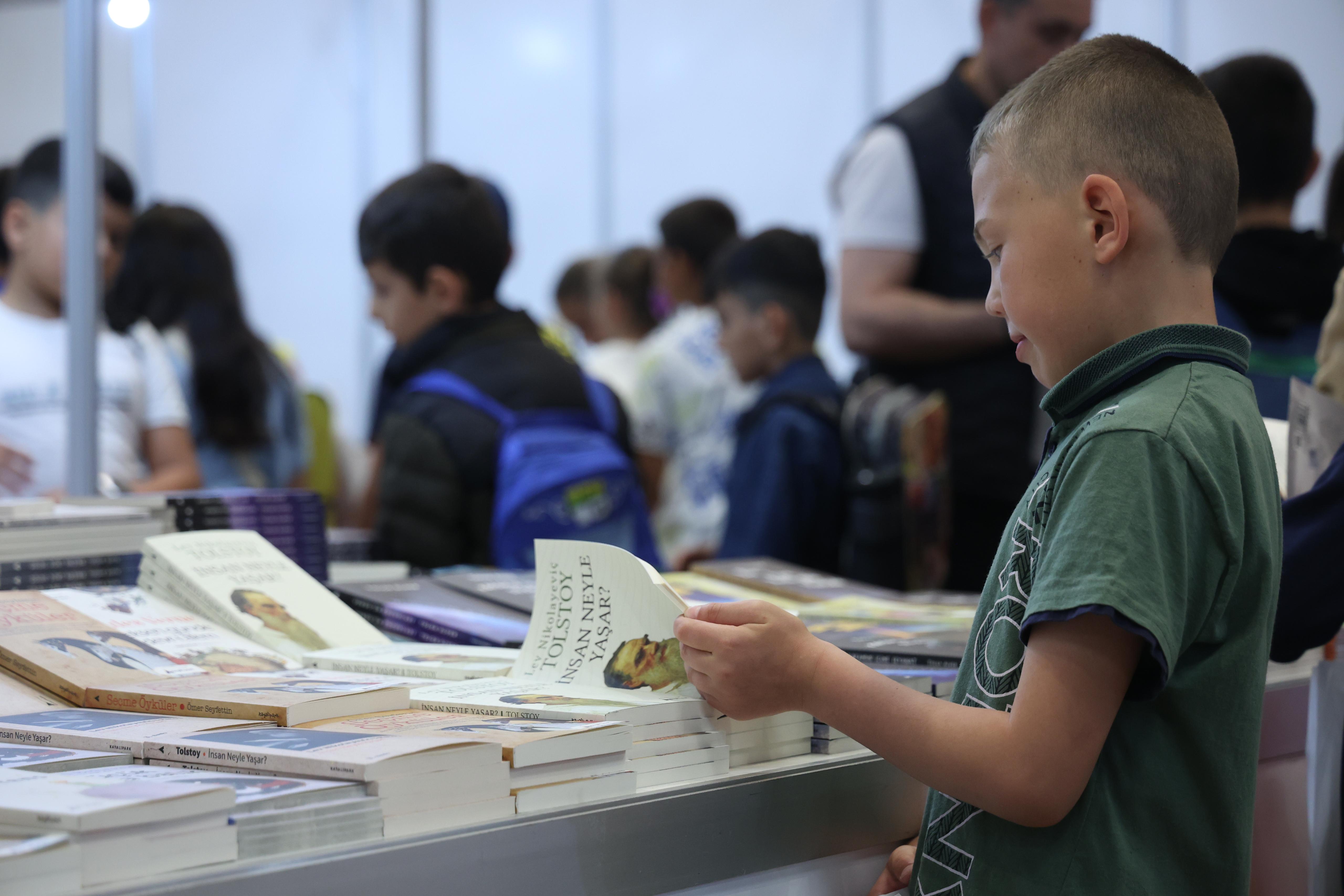 BAŞKAN ALTAY ÇOCUK KİTAP GÜNLERİ’NİN SON GÜNÜNDE ÇOCUKLARIN COŞKUSUNA ORTAK OLDU