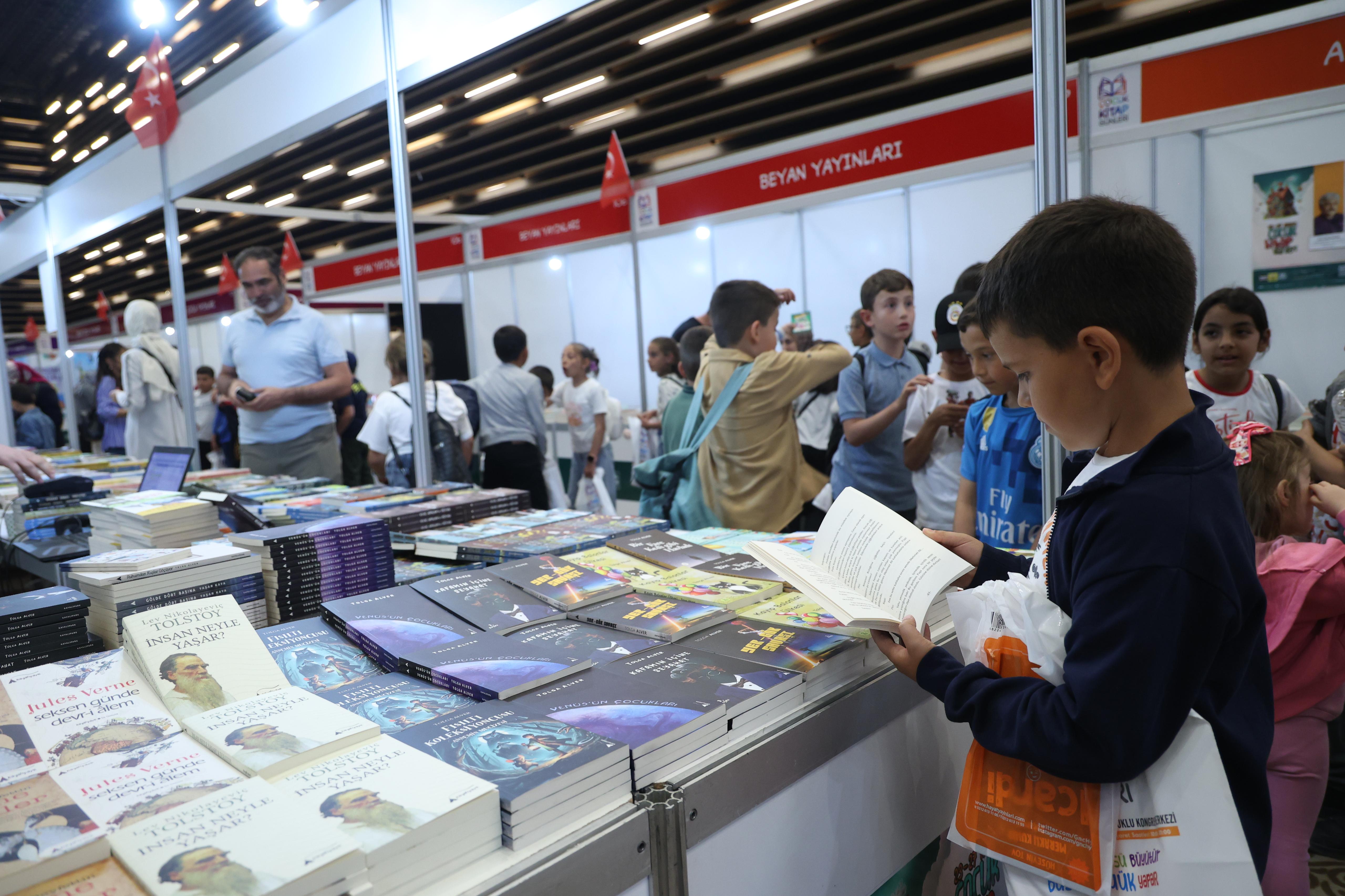 BAŞKAN ALTAY ÇOCUK KİTAP GÜNLERİ’NİN SON GÜNÜNDE ÇOCUKLARIN COŞKUSUNA ORTAK OLDU