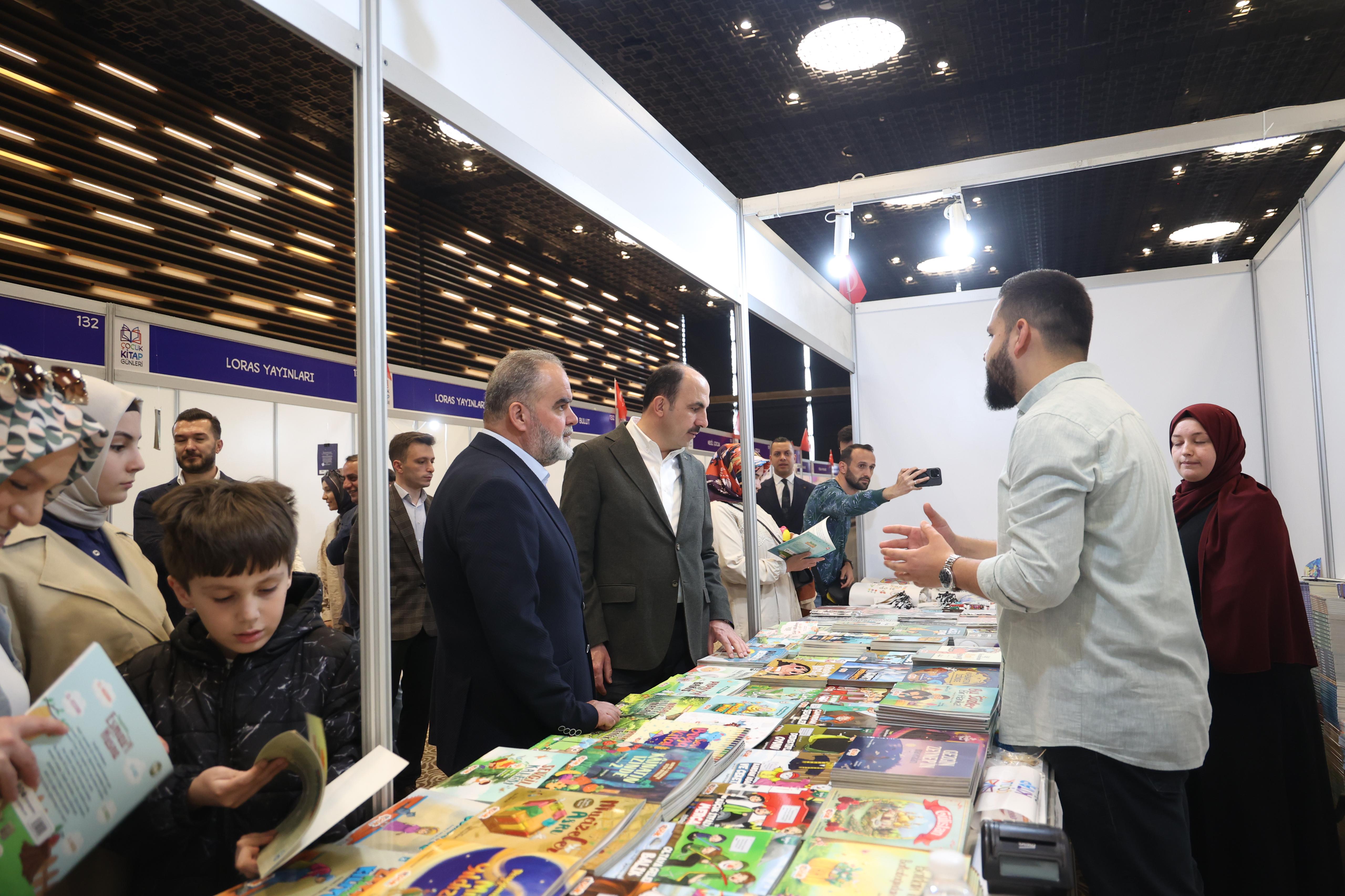 BAŞKAN ALTAY ÇOCUK KİTAP GÜNLERİ’NİN SON GÜNÜNDE ÇOCUKLARIN COŞKUSUNA ORTAK OLDU