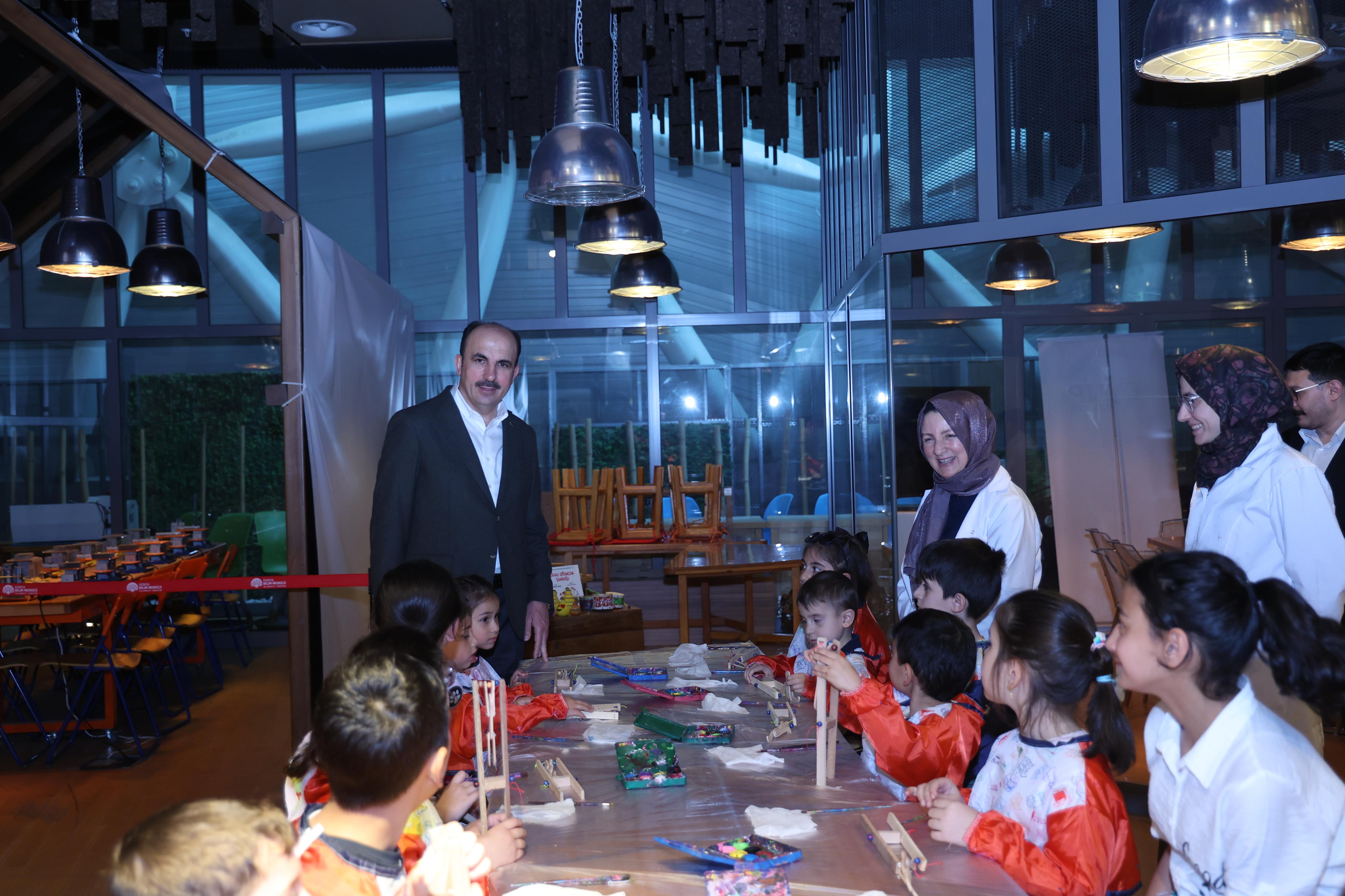 BAŞKAN ALTAY, BİLİM MERKEZİ ÇOCUK ŞENLİĞİ’NDE ÇOCUKLARIN COŞKUSUNA ORTAK OLDU
