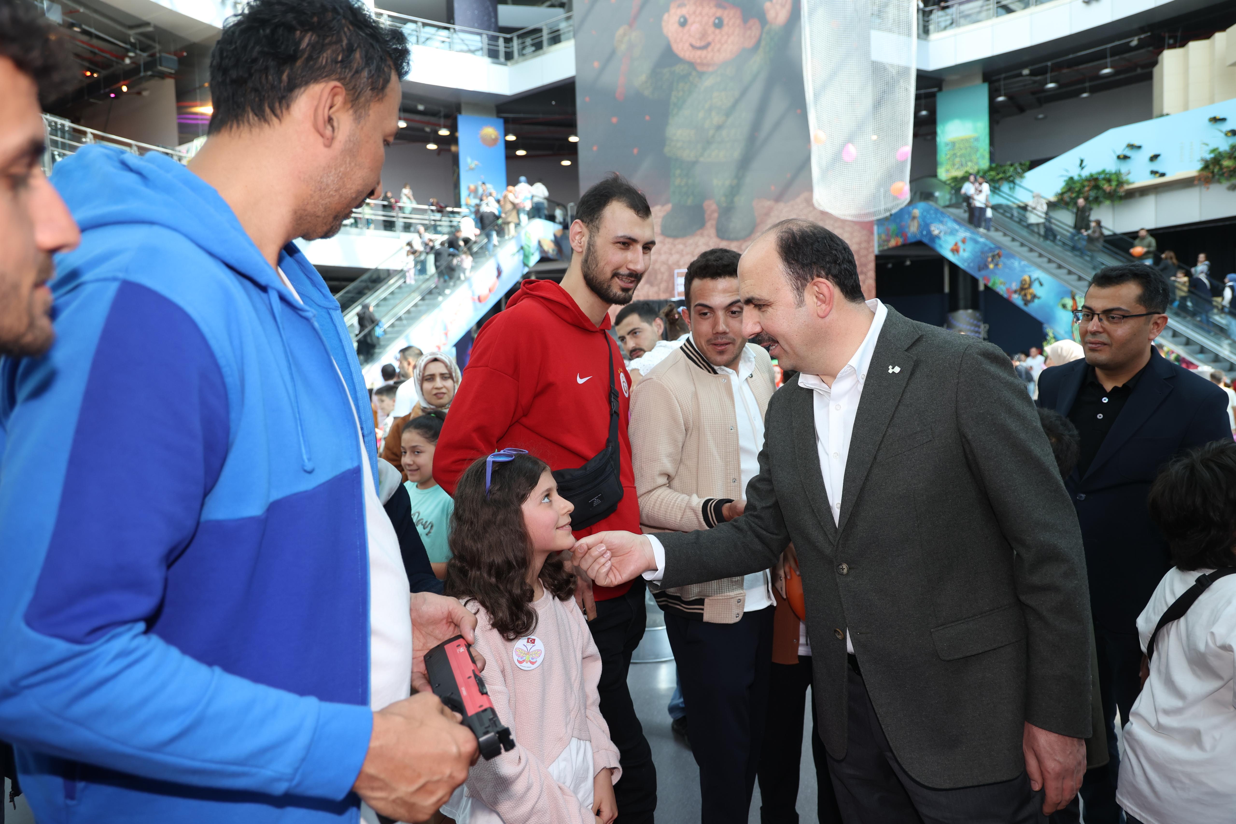 BAŞKAN ALTAY, BİLİM MERKEZİ ÇOCUK ŞENLİĞİ’NDE ÇOCUKLARIN COŞKUSUNA ORTAK OLDU