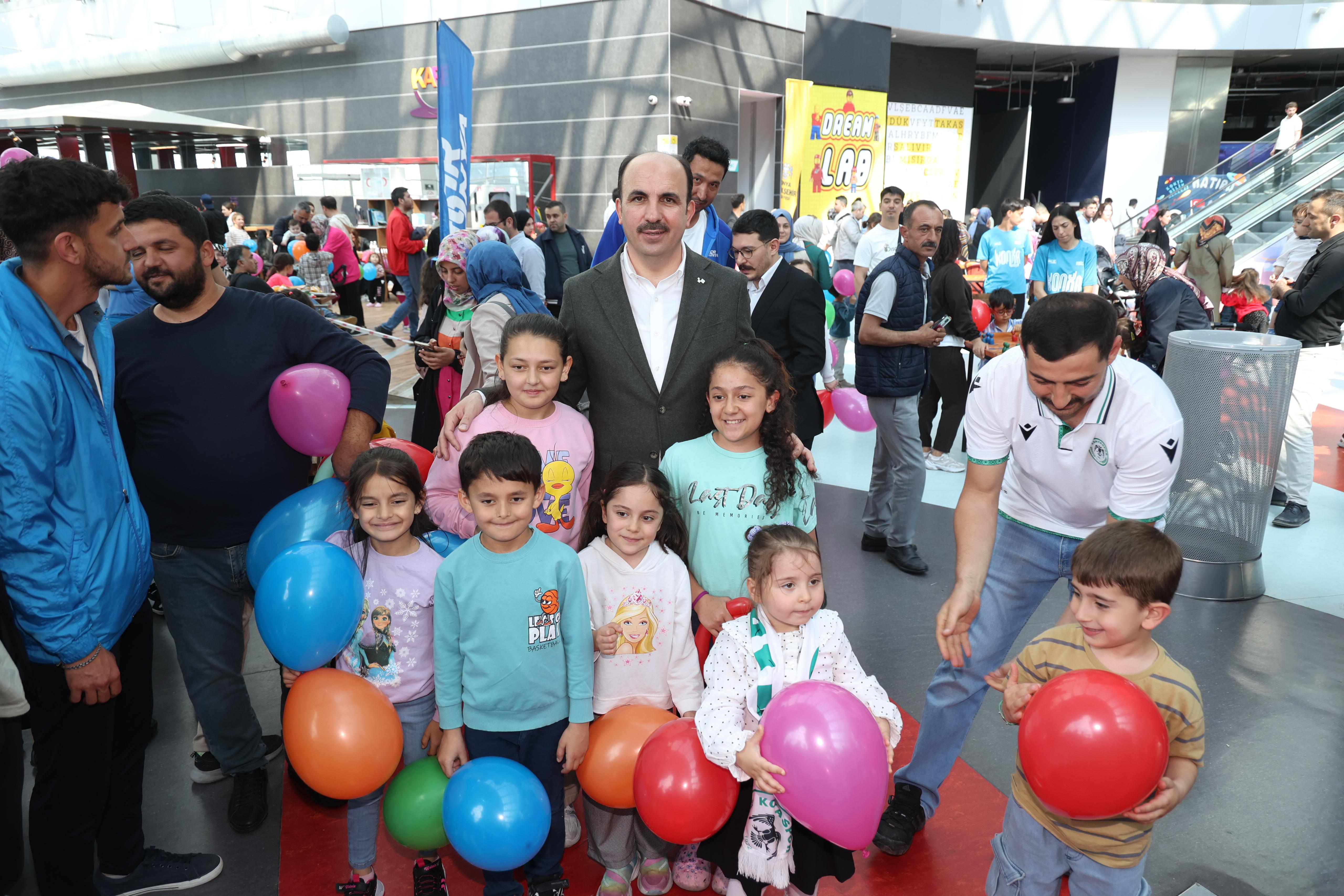 BAŞKAN ALTAY, BİLİM MERKEZİ ÇOCUK ŞENLİĞİ’NDE ÇOCUKLARIN COŞKUSUNA ORTAK OLDU