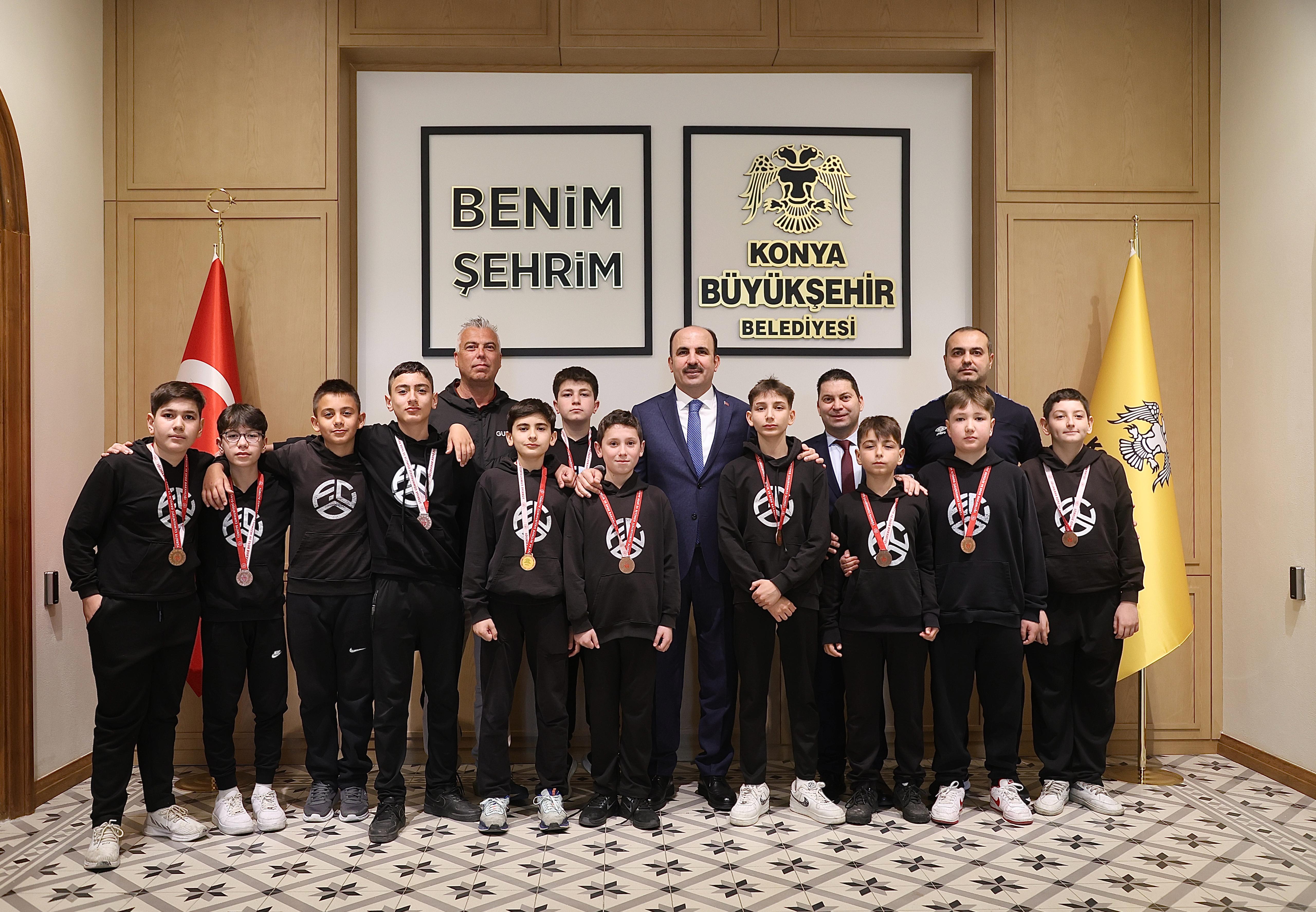 BAŞKAN ALTAY OKULLAR ARASI VOLEYBOL ŞAMPİYONALARINDA DERECEYE GİREN ÖĞRENCİLERİ TEBRİK ETTİ
