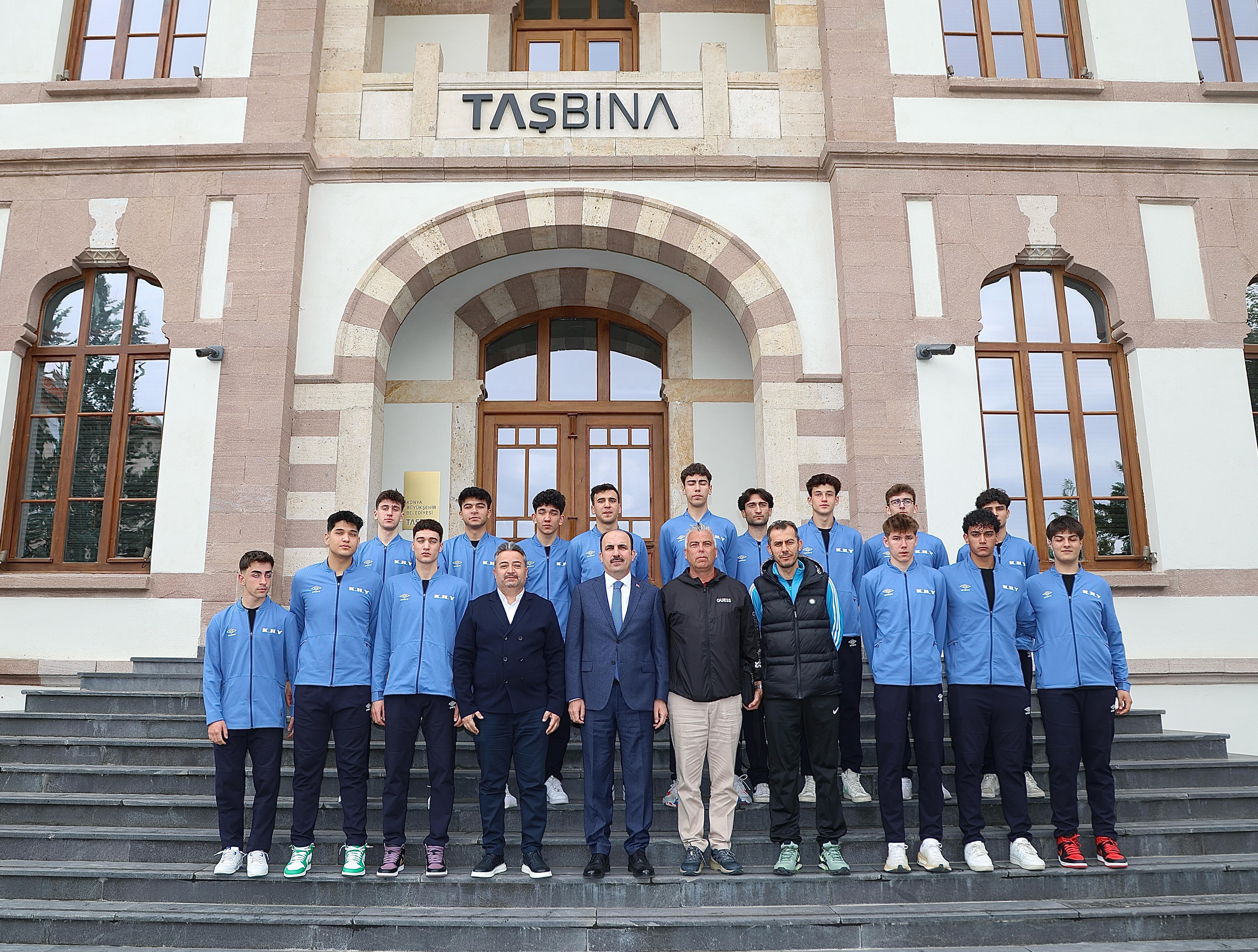 BAŞKAN ALTAY OKULLAR ARASI VOLEYBOL ŞAMPİYONALARINDA DERECEYE GİREN ÖĞRENCİLERİ TEBRİK ETTİ