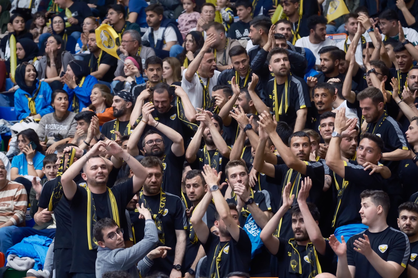 KONYA BÜYÜKŞEHİR BELEDİYESPOR YARI FİNALDE