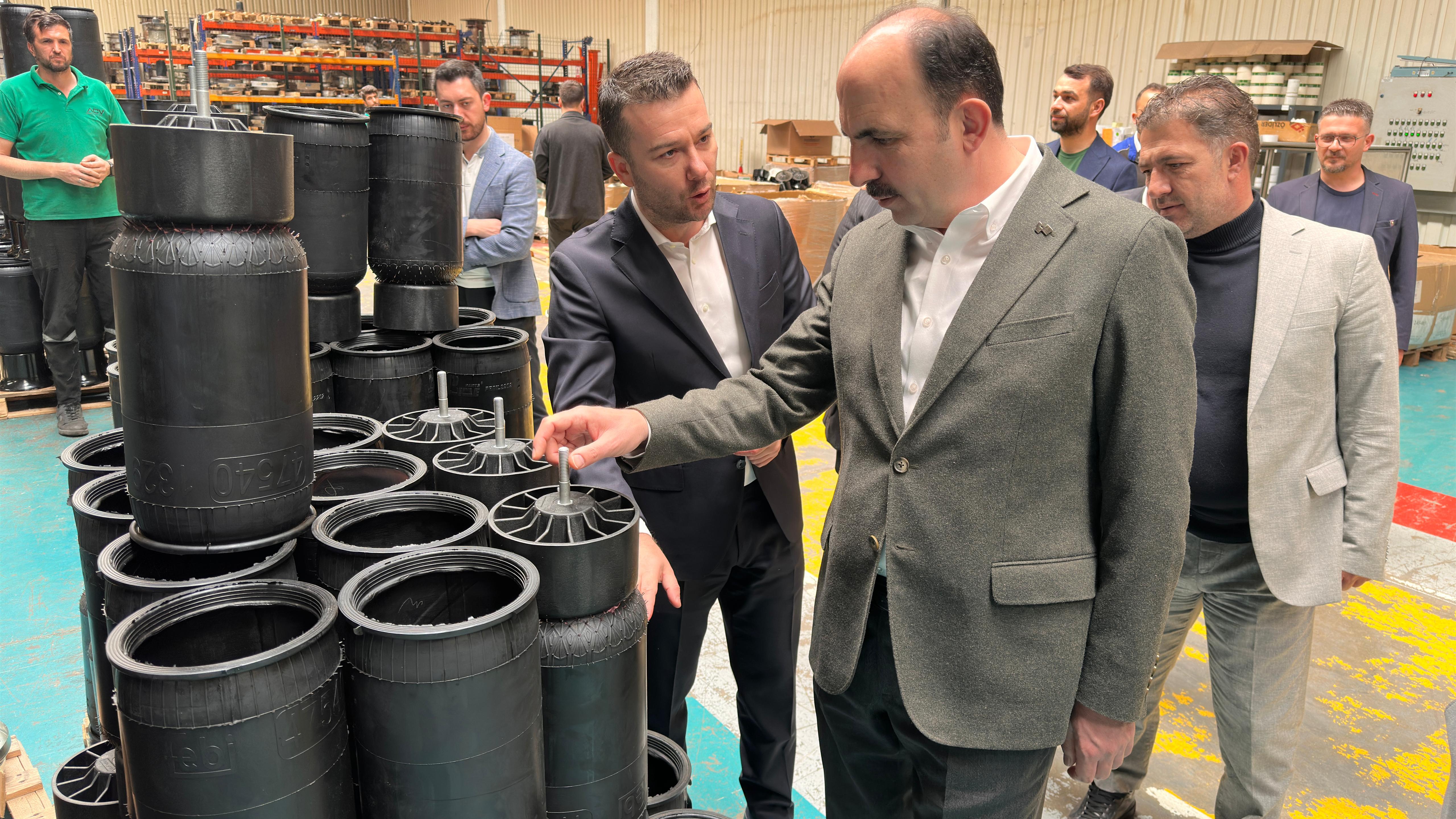 BAŞKAN ALTAY BİLİM MERKEZİ’NDE ÖĞRENCİLERİ, ORGANİZE SANAYİ’DE ÇALIŞANLARI ZİYARET ETTİ