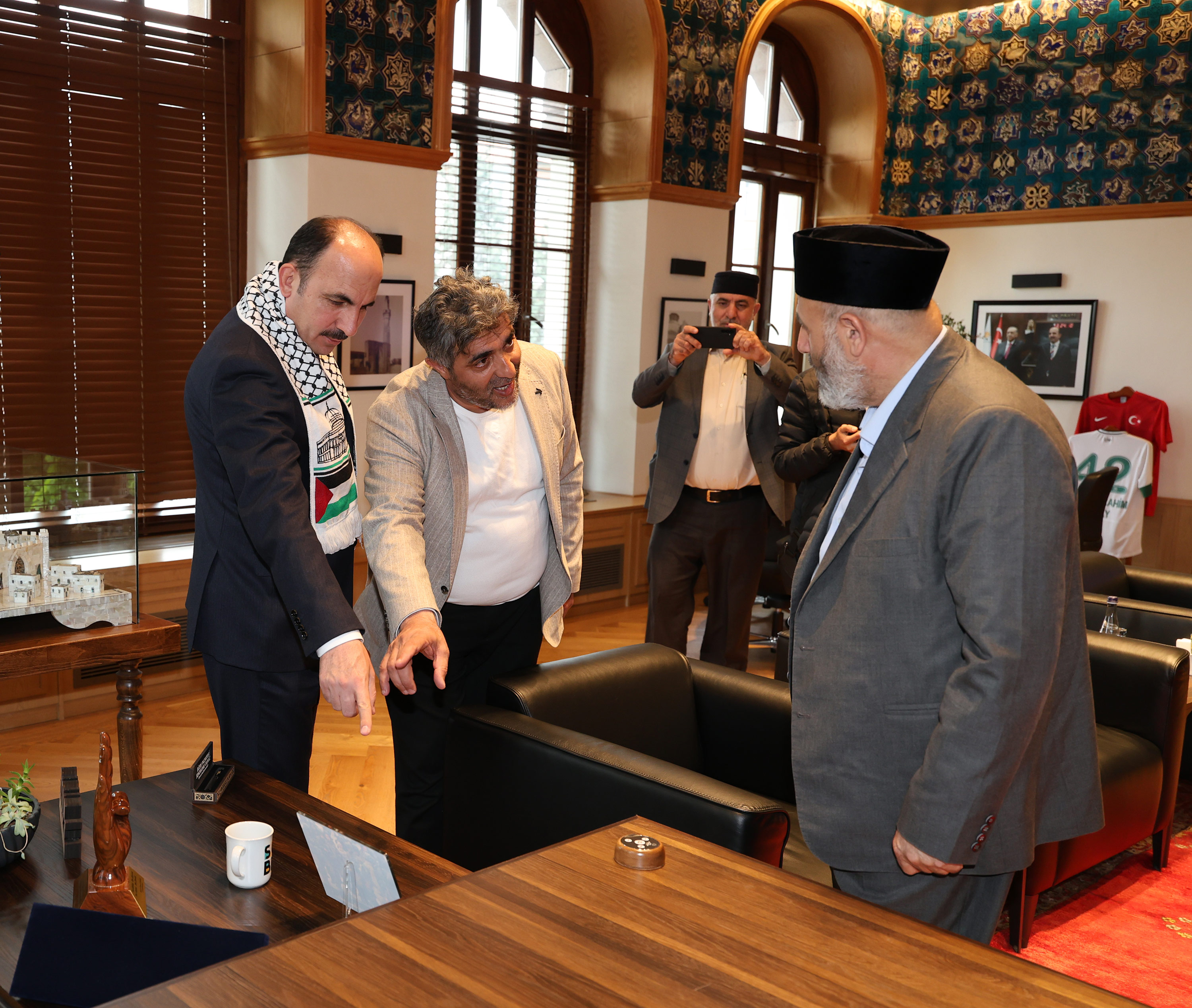 FİLİSTİN ÂLİMLER HEYETİ BAŞKANI TEKRURİ BAŞKAN ALTAY’I ZİYARET ETTİ