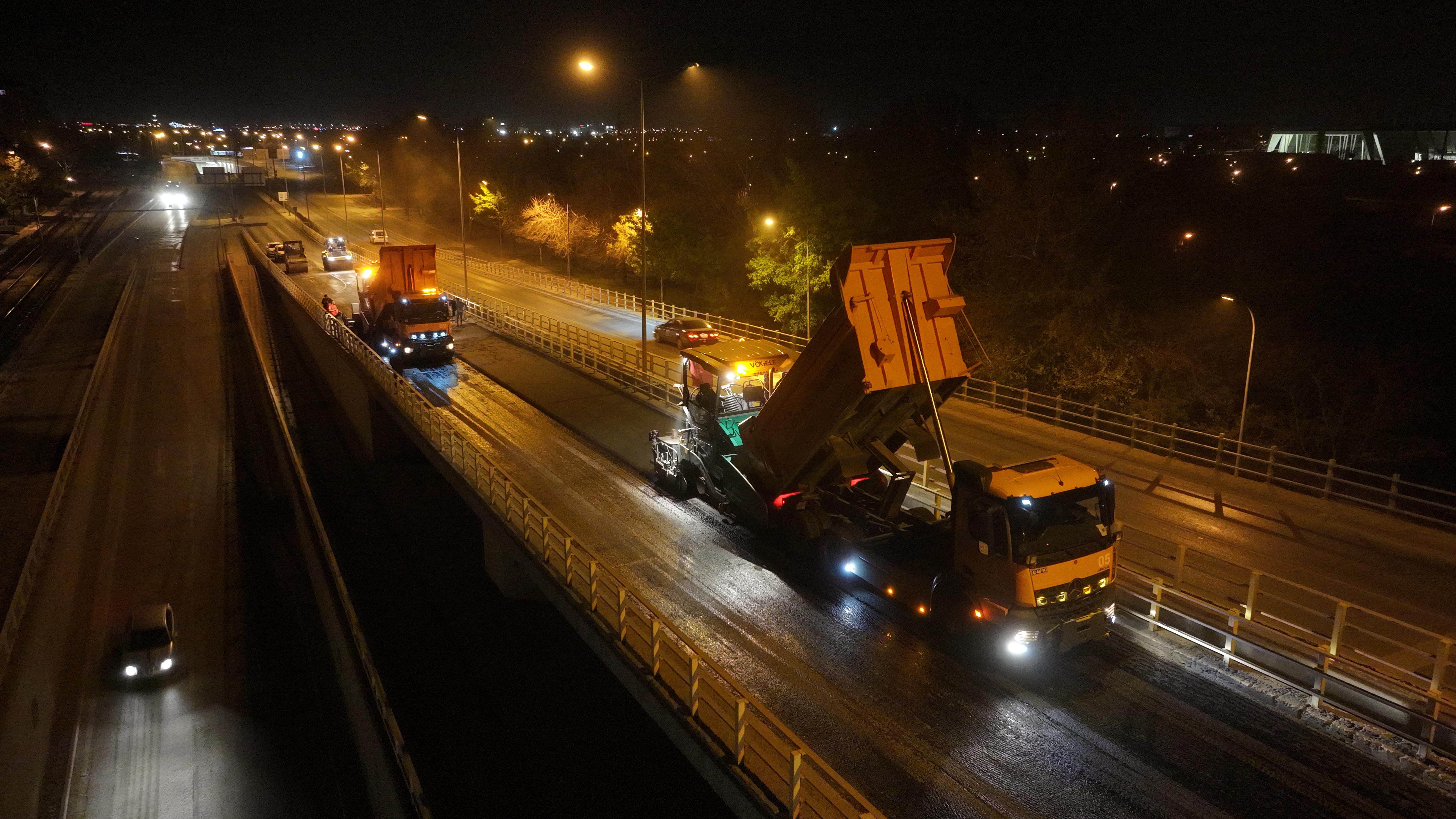 BAŞKAN ALTAY KOYUNCU KÖPRÜLÜ KAVŞAĞI’NDA GECE DEVAM EDEN ASFALT ÇALIŞMALARINI İNCELEDİ