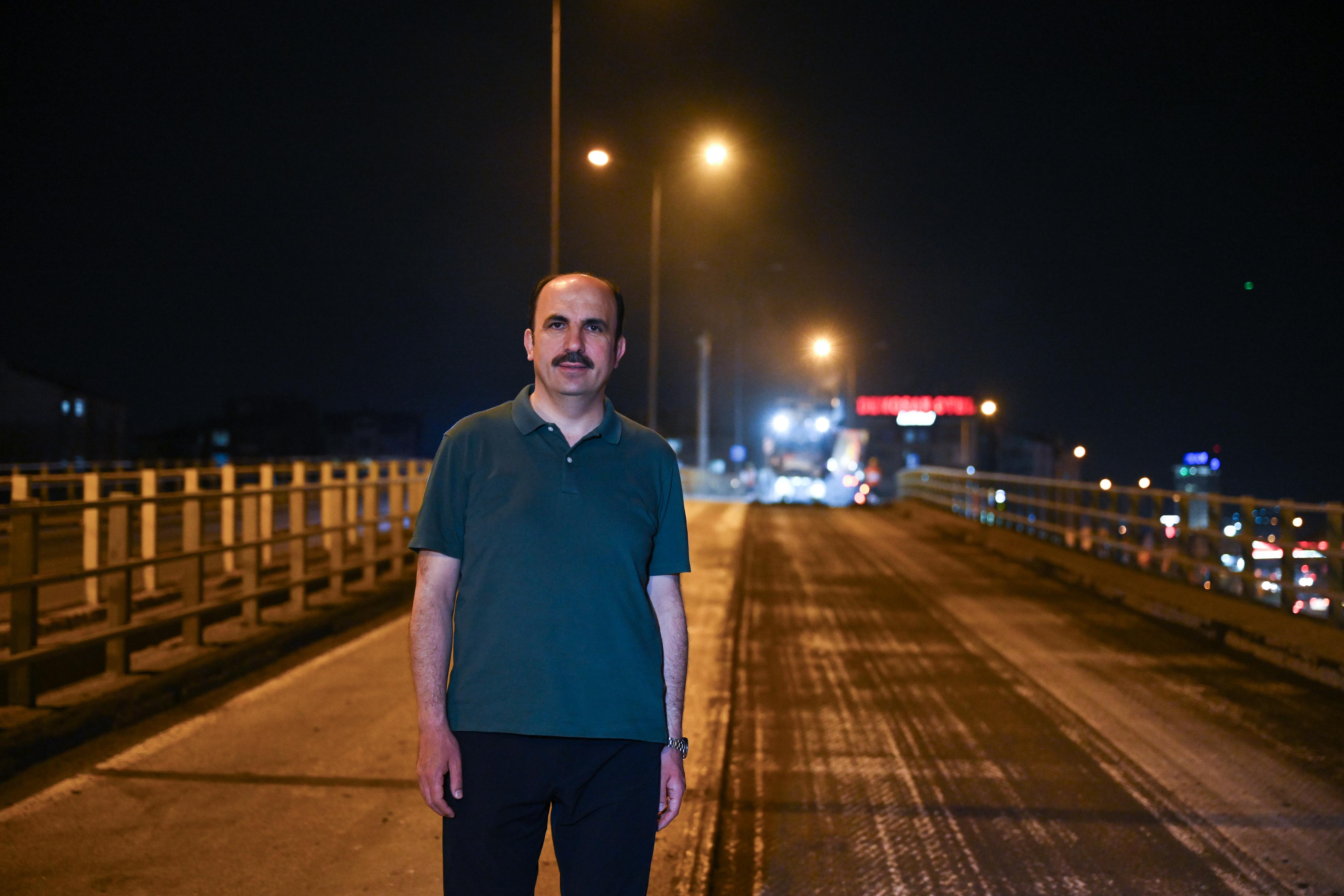 BAŞKAN ALTAY KOYUNCU KÖPRÜLÜ KAVŞAĞI’NDA GECE DEVAM EDEN ASFALT ÇALIŞMALARINI İNCELEDİ