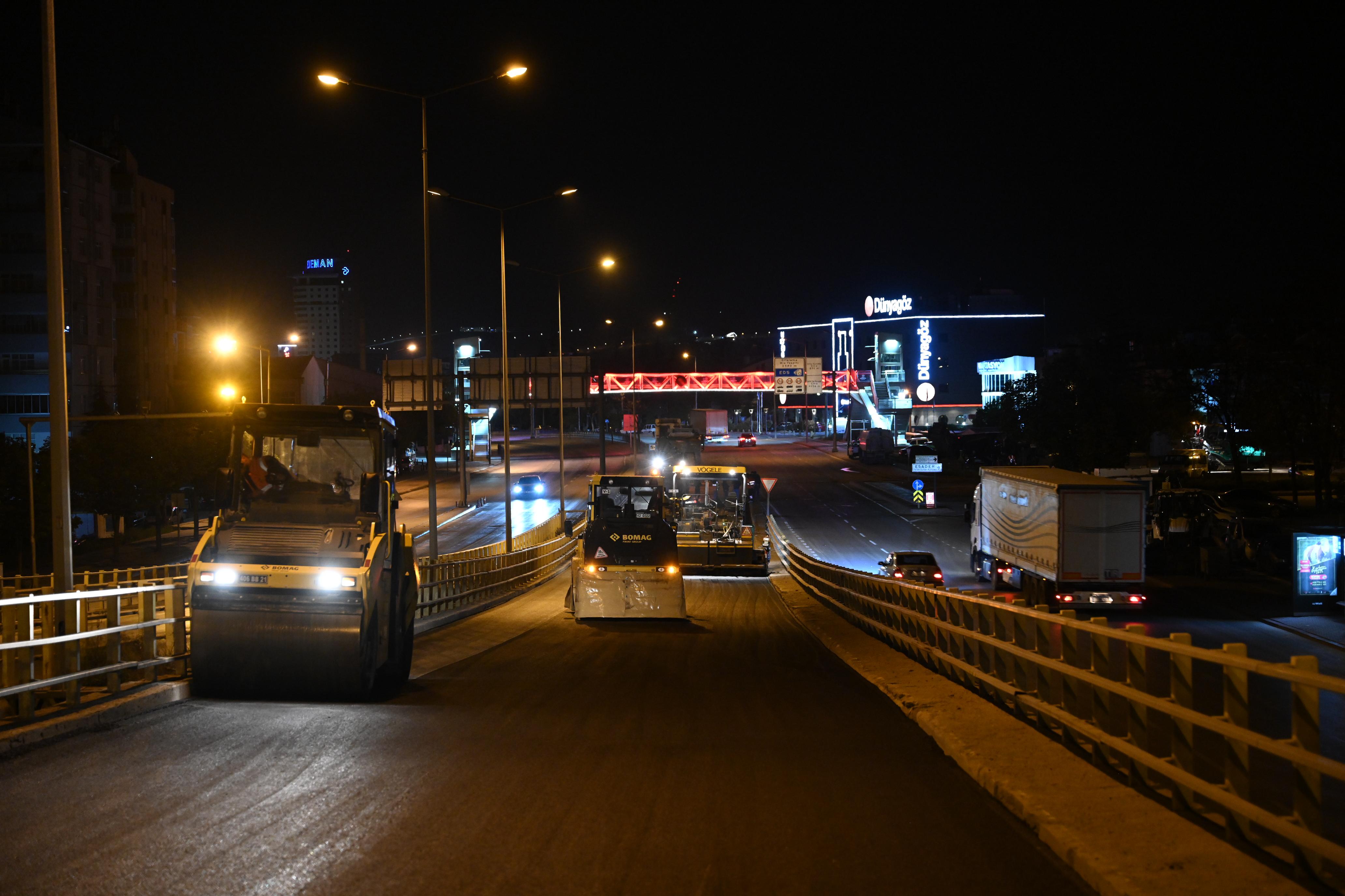 BAŞKAN ALTAY KOYUNCU KÖPRÜLÜ KAVŞAĞI’NDA GECE DEVAM EDEN ASFALT ÇALIŞMALARINI İNCELEDİ