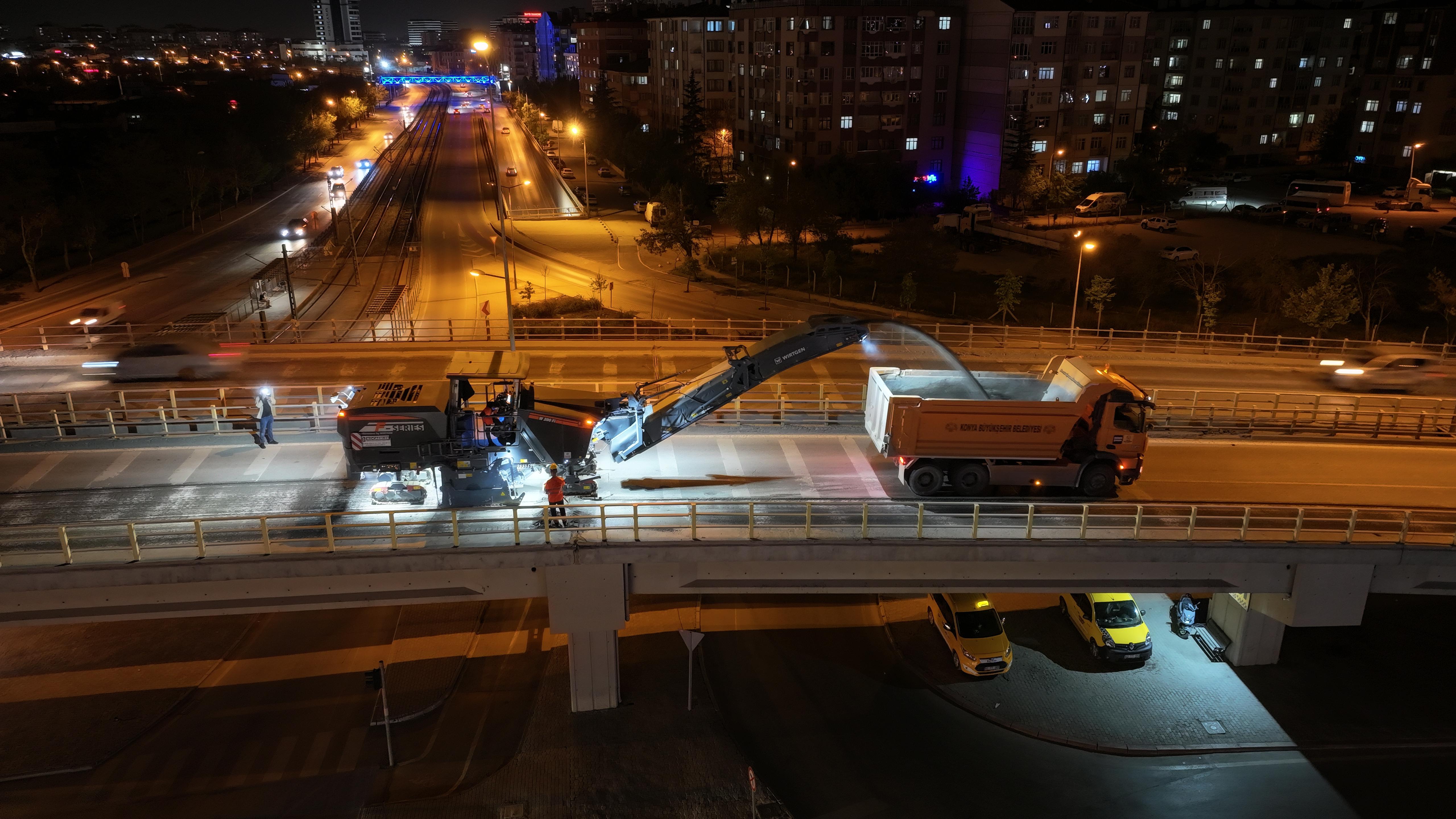 BAŞKAN ALTAY KOYUNCU KÖPRÜLÜ KAVŞAĞI’NDA GECE DEVAM EDEN ASFALT ÇALIŞMALARINI İNCELEDİ