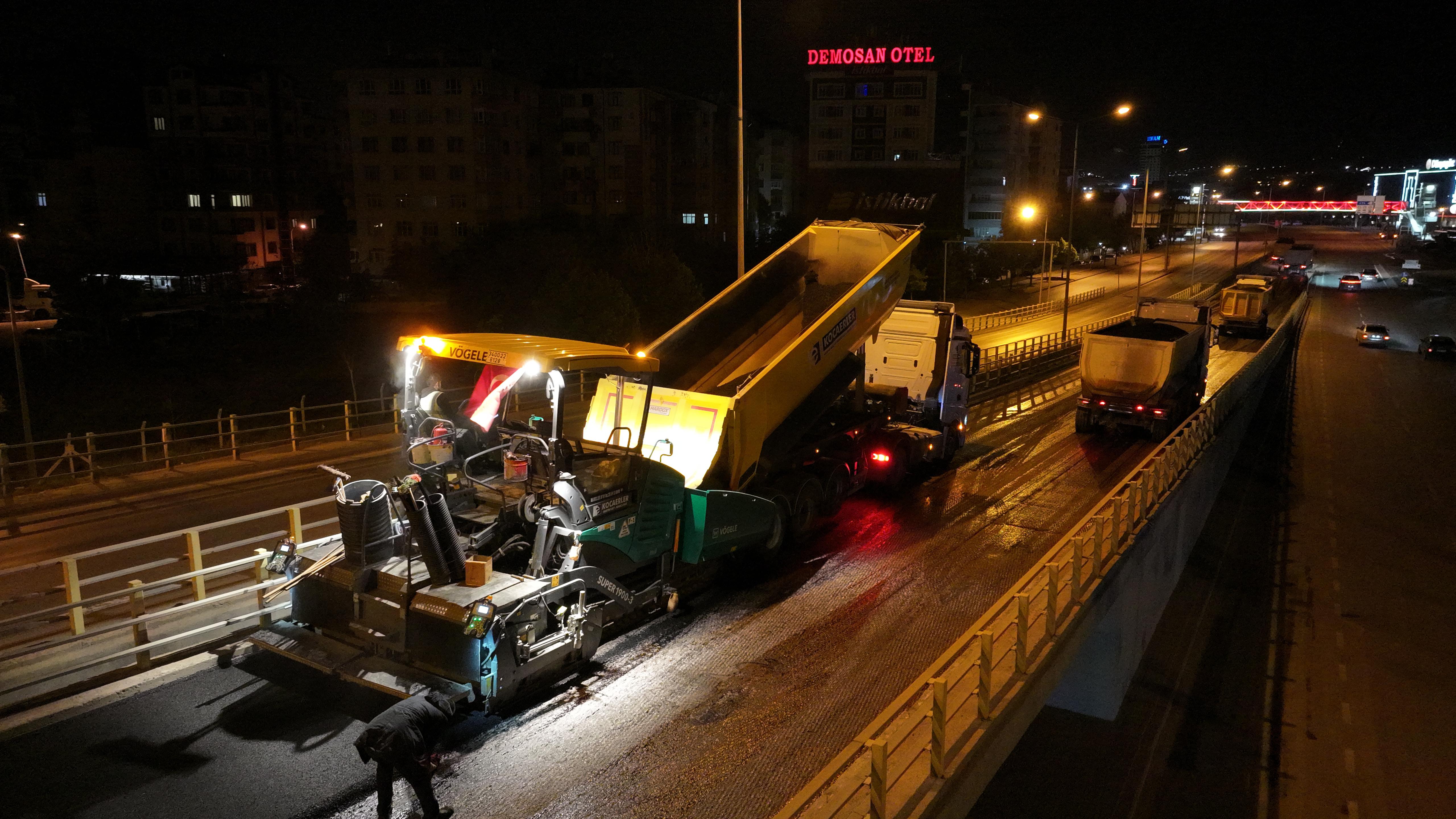 BAŞKAN ALTAY KOYUNCU KÖPRÜLÜ KAVŞAĞI’NDA GECE DEVAM EDEN ASFALT ÇALIŞMALARINI İNCELEDİ