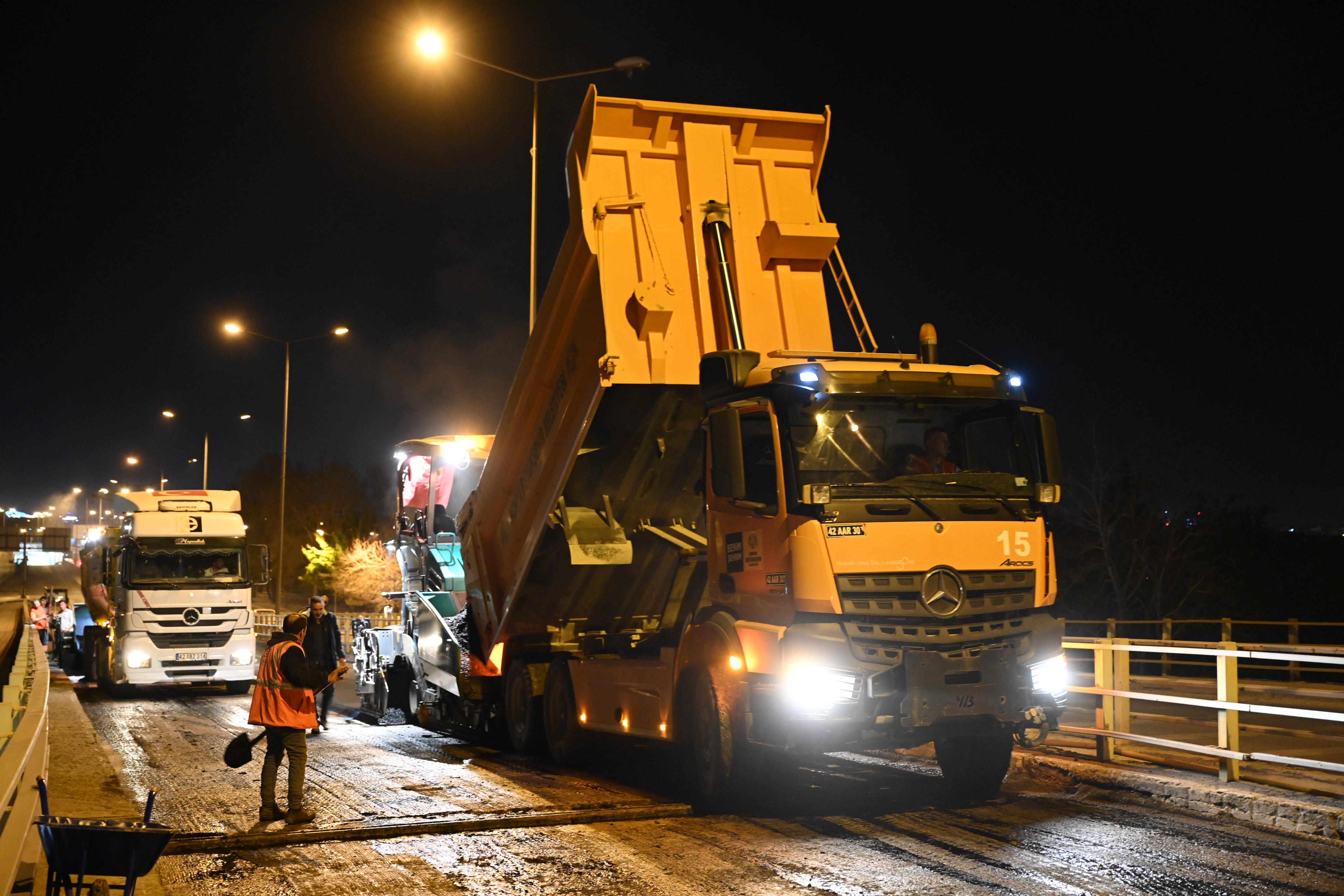 BAŞKAN ALTAY KOYUNCU KÖPRÜLÜ KAVŞAĞI’NDA GECE DEVAM EDEN ASFALT ÇALIŞMALARINI İNCELEDİ