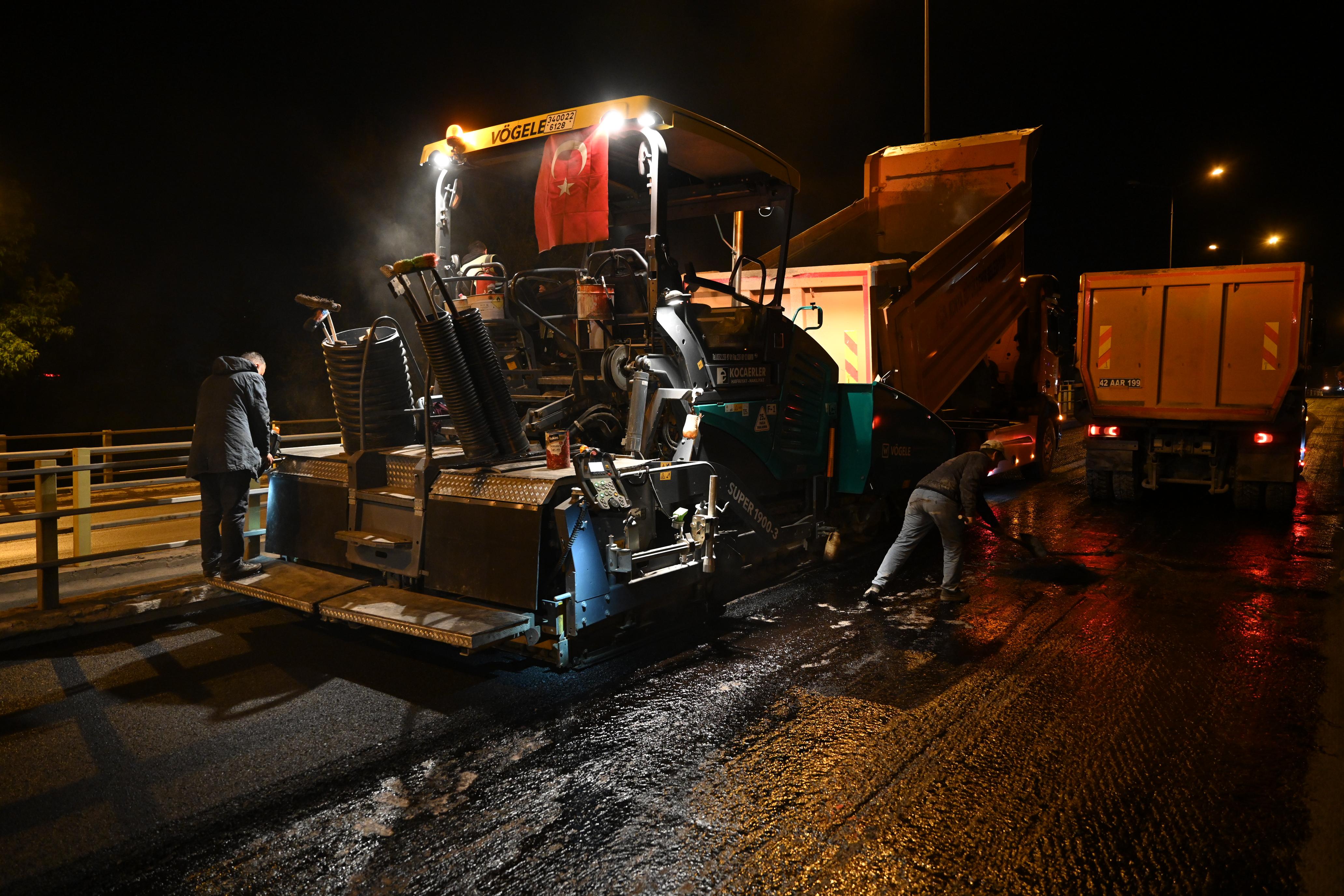 BAŞKAN ALTAY KOYUNCU KÖPRÜLÜ KAVŞAĞI’NDA GECE DEVAM EDEN ASFALT ÇALIŞMALARINI İNCELEDİ