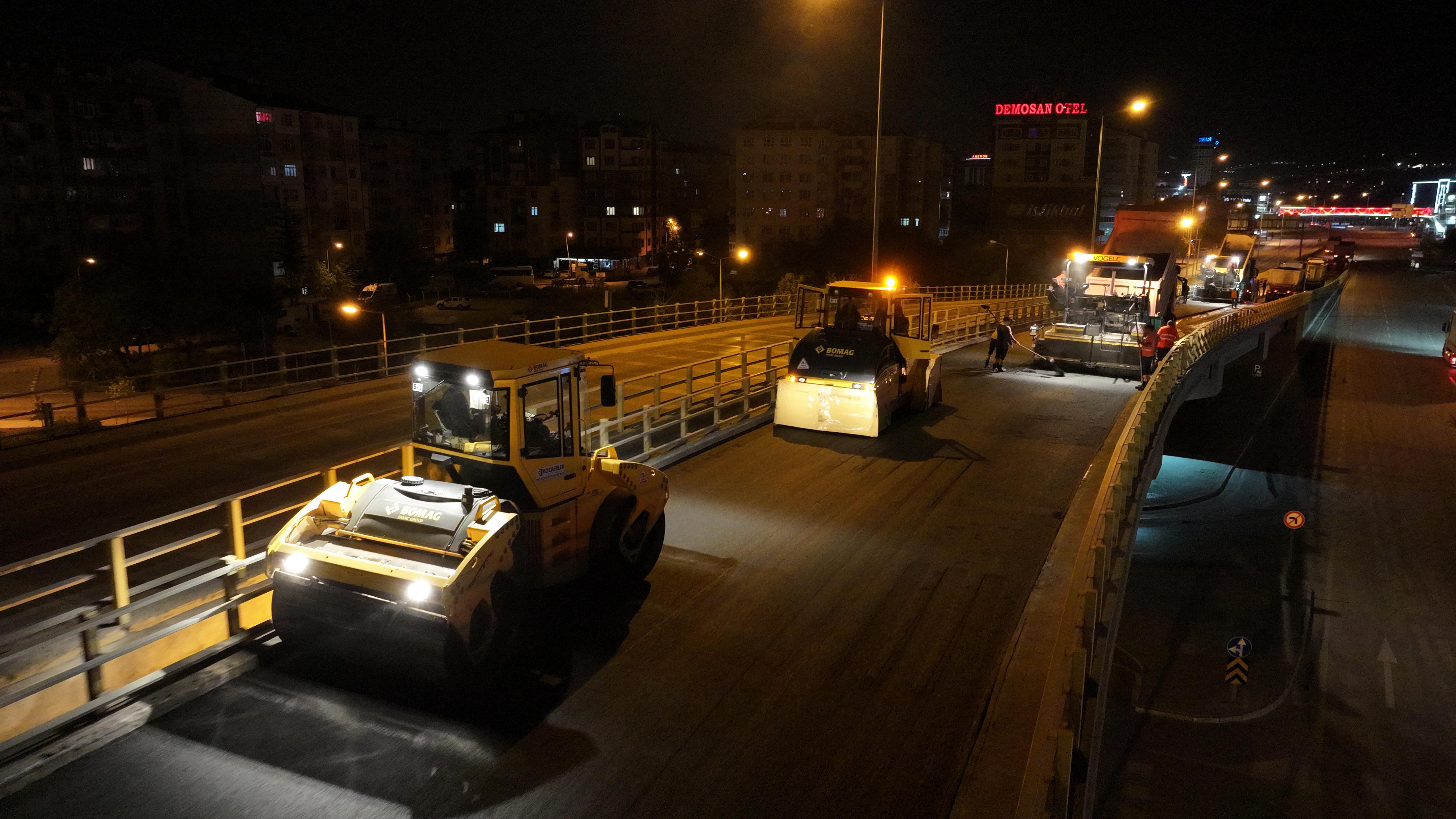 BAŞKAN ALTAY KOYUNCU KÖPRÜLÜ KAVŞAĞI’NDA GECE DEVAM EDEN ASFALT ÇALIŞMALARINI İNCELEDİ
