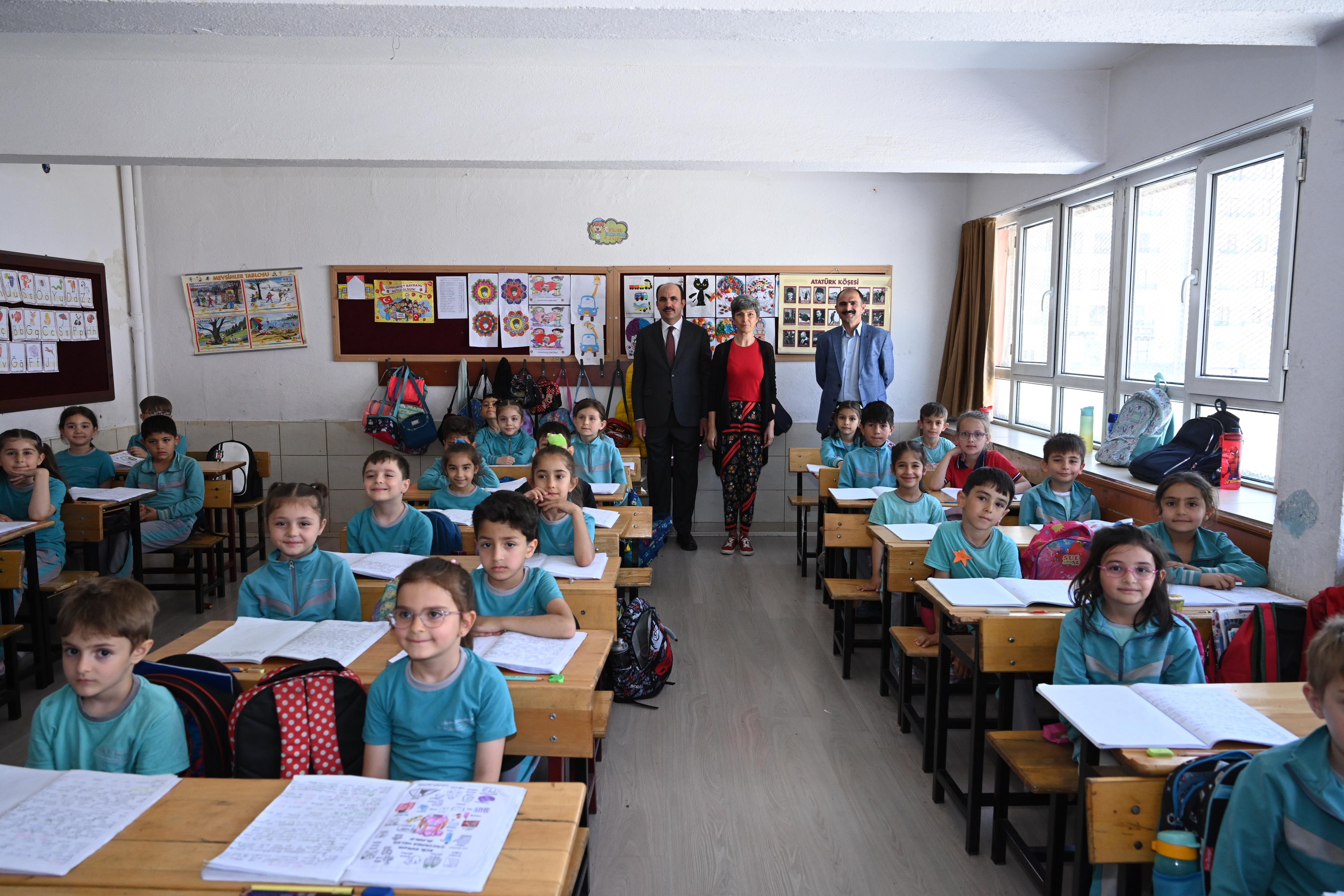 BAŞKAN ALTAY 3 FARKLI OKULDA ÖĞRENCİLERLE BULUŞTU