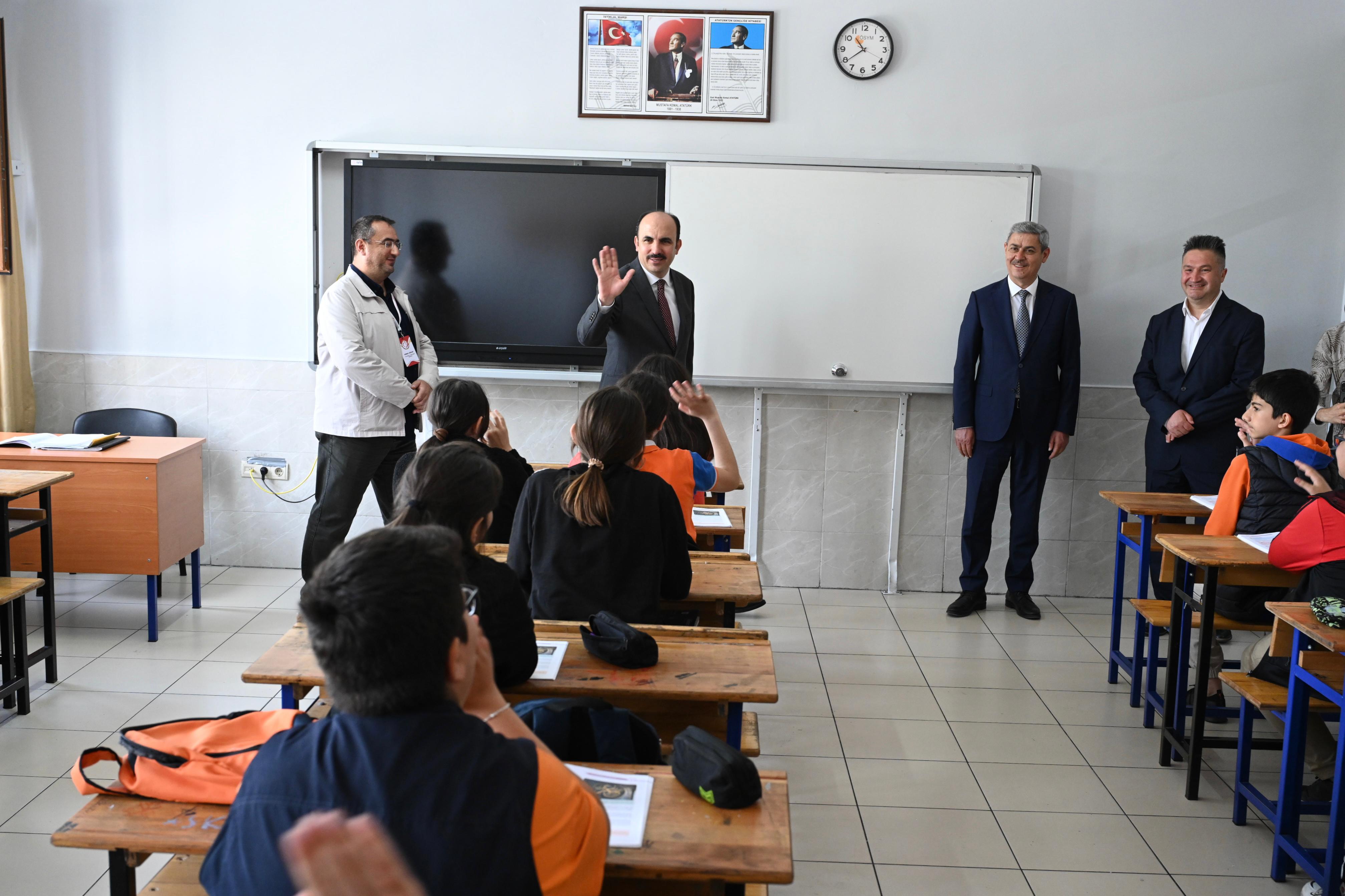 BAŞKAN ALTAY 3 FARKLI OKULDA ÖĞRENCİLERLE BULUŞTU