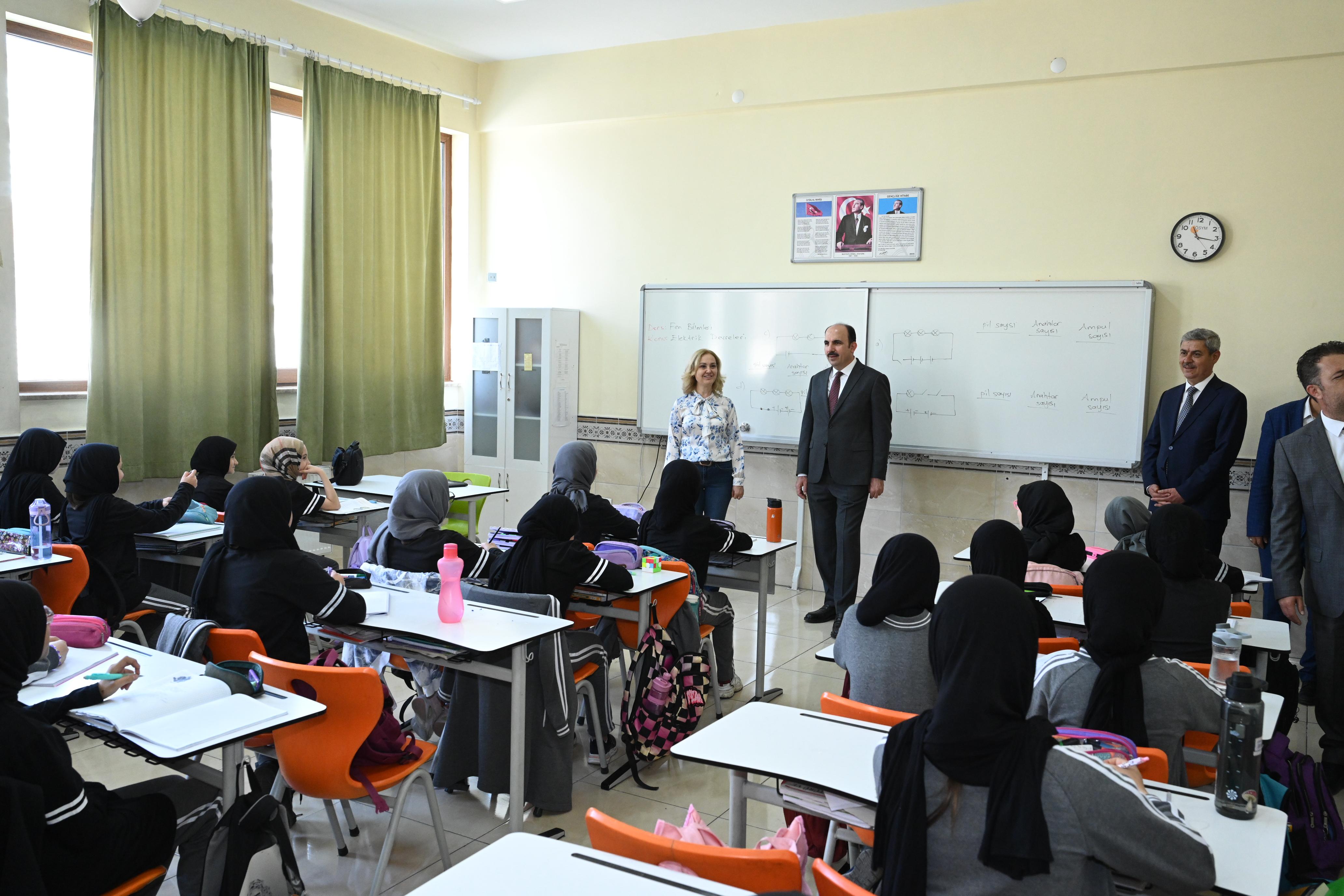BAŞKAN ALTAY 3 FARKLI OKULDA ÖĞRENCİLERLE BULUŞTU
