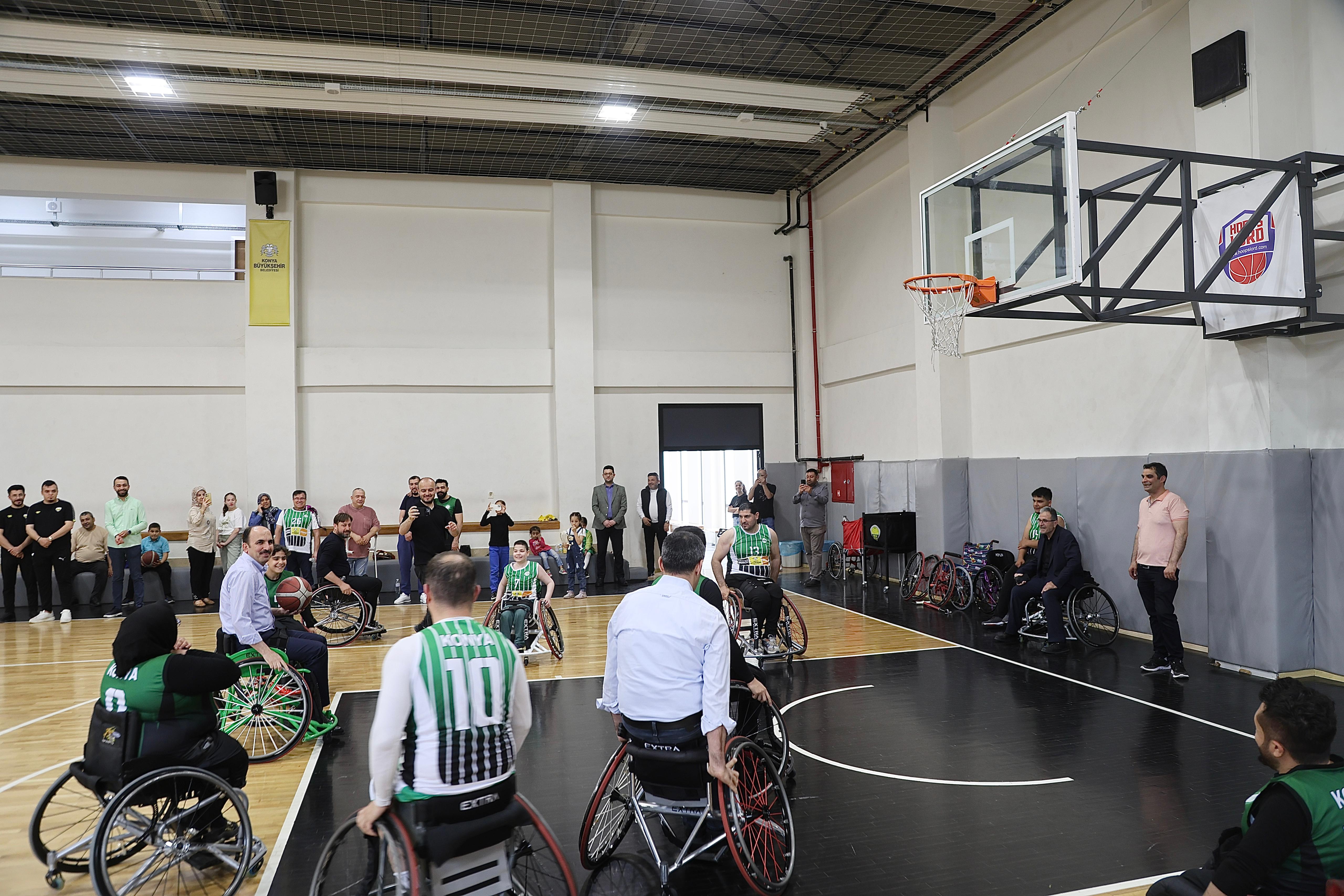BAŞKAN ALTAY TEKERLEKLİ SANDALYEYE OTURDU ENGELLİ BASKETÇİLERLE MAÇ YAPTI