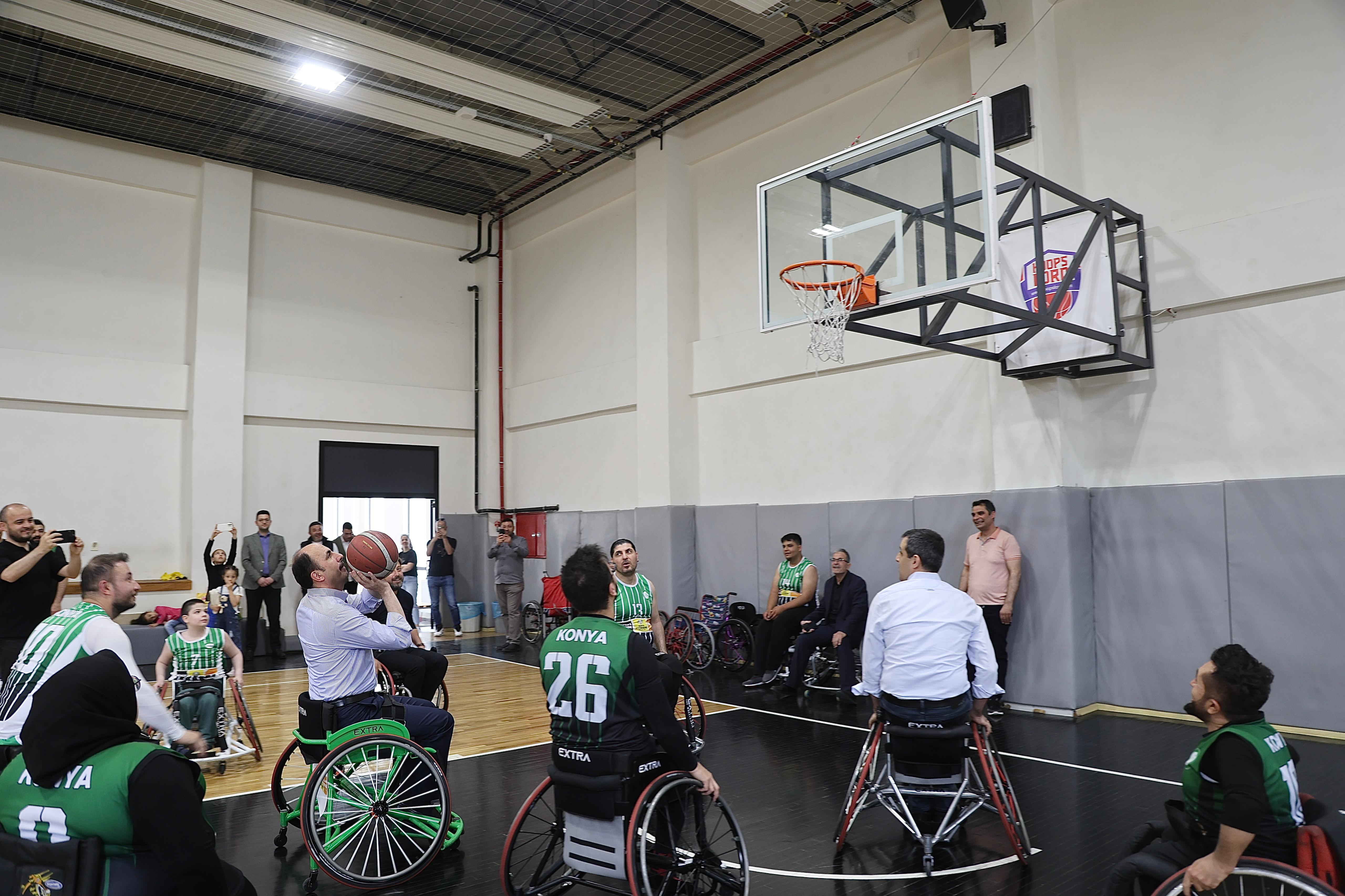 BAŞKAN ALTAY TEKERLEKLİ SANDALYEYE OTURDU ENGELLİ BASKETÇİLERLE MAÇ YAPTI