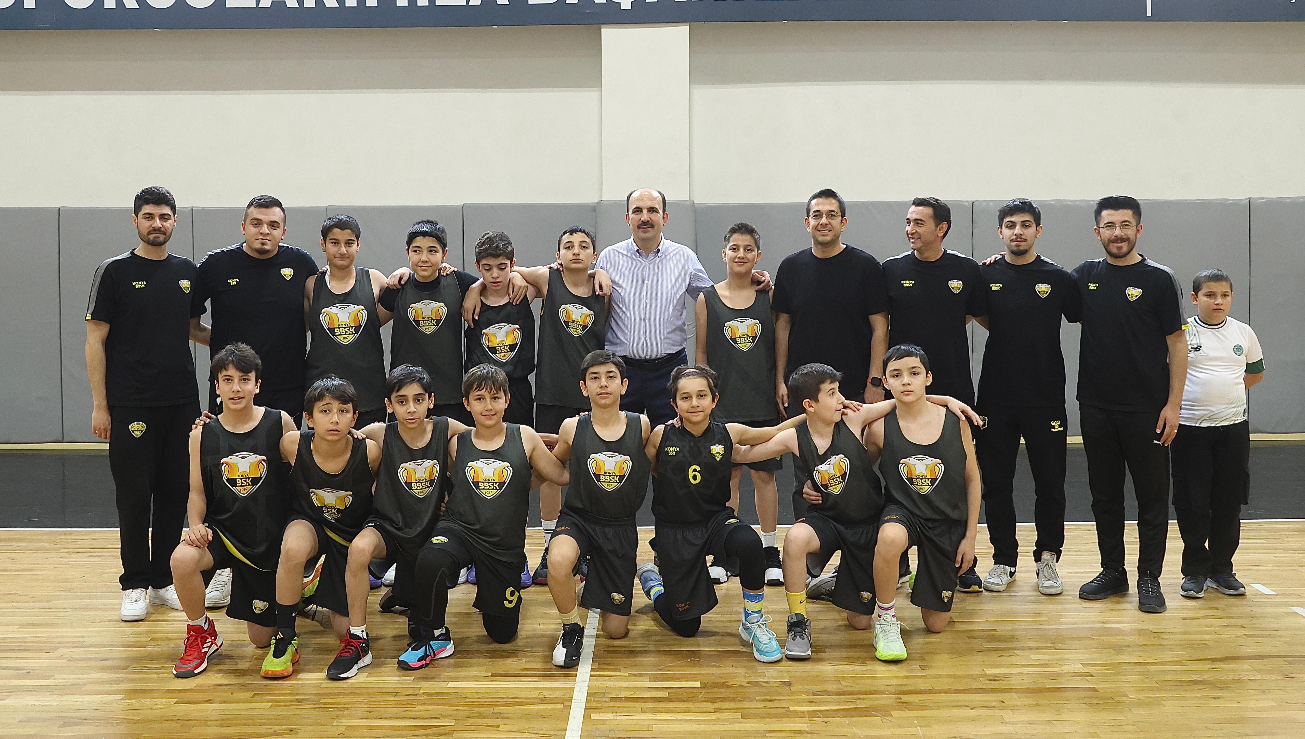 BAŞKAN ALTAY TEKERLEKLİ SANDALYEYE OTURDU ENGELLİ BASKETÇİLERLE MAÇ YAPTI