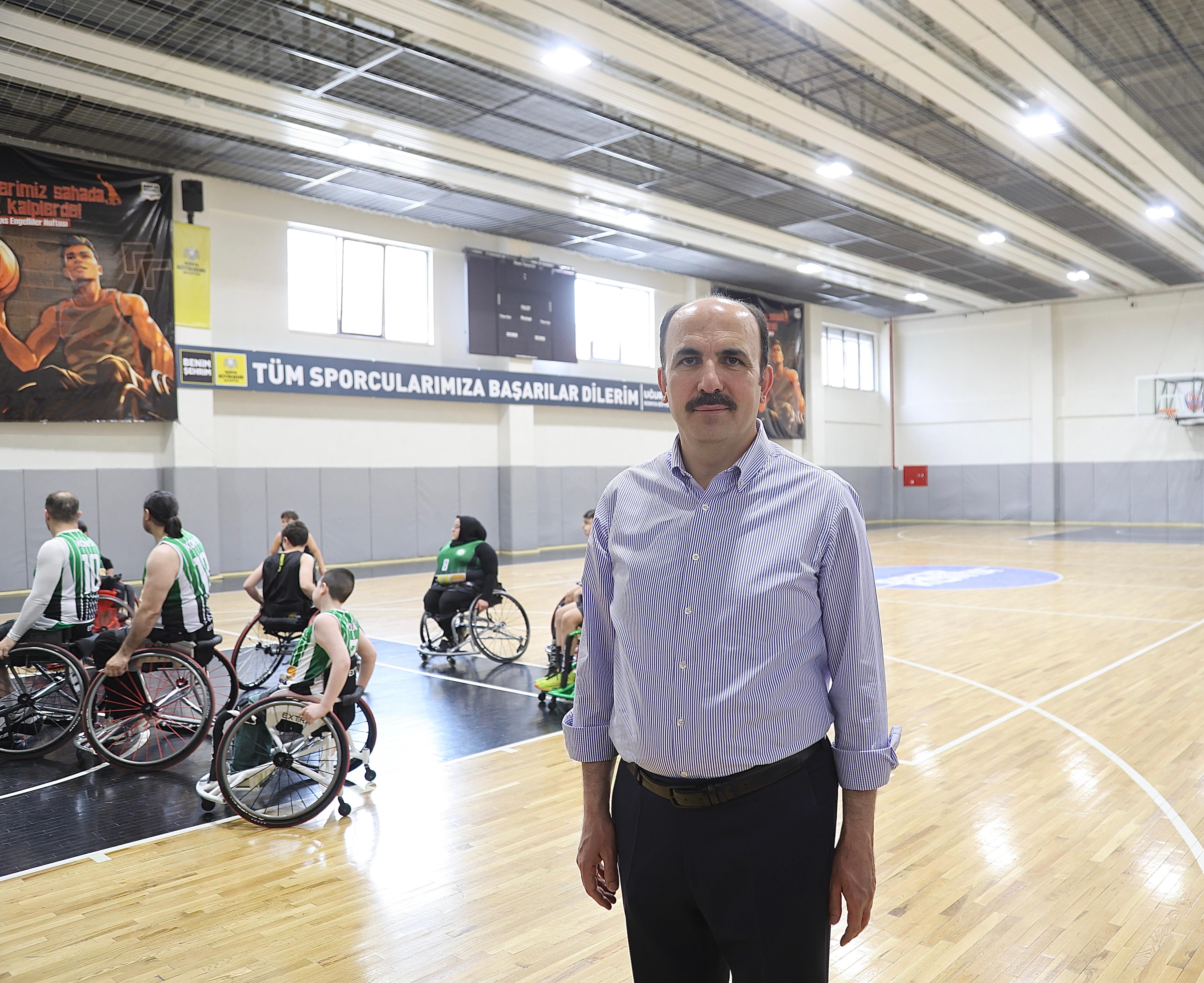 BAŞKAN ALTAY TEKERLEKLİ SANDALYEYE OTURDU ENGELLİ BASKETÇİLERLE MAÇ YAPTI