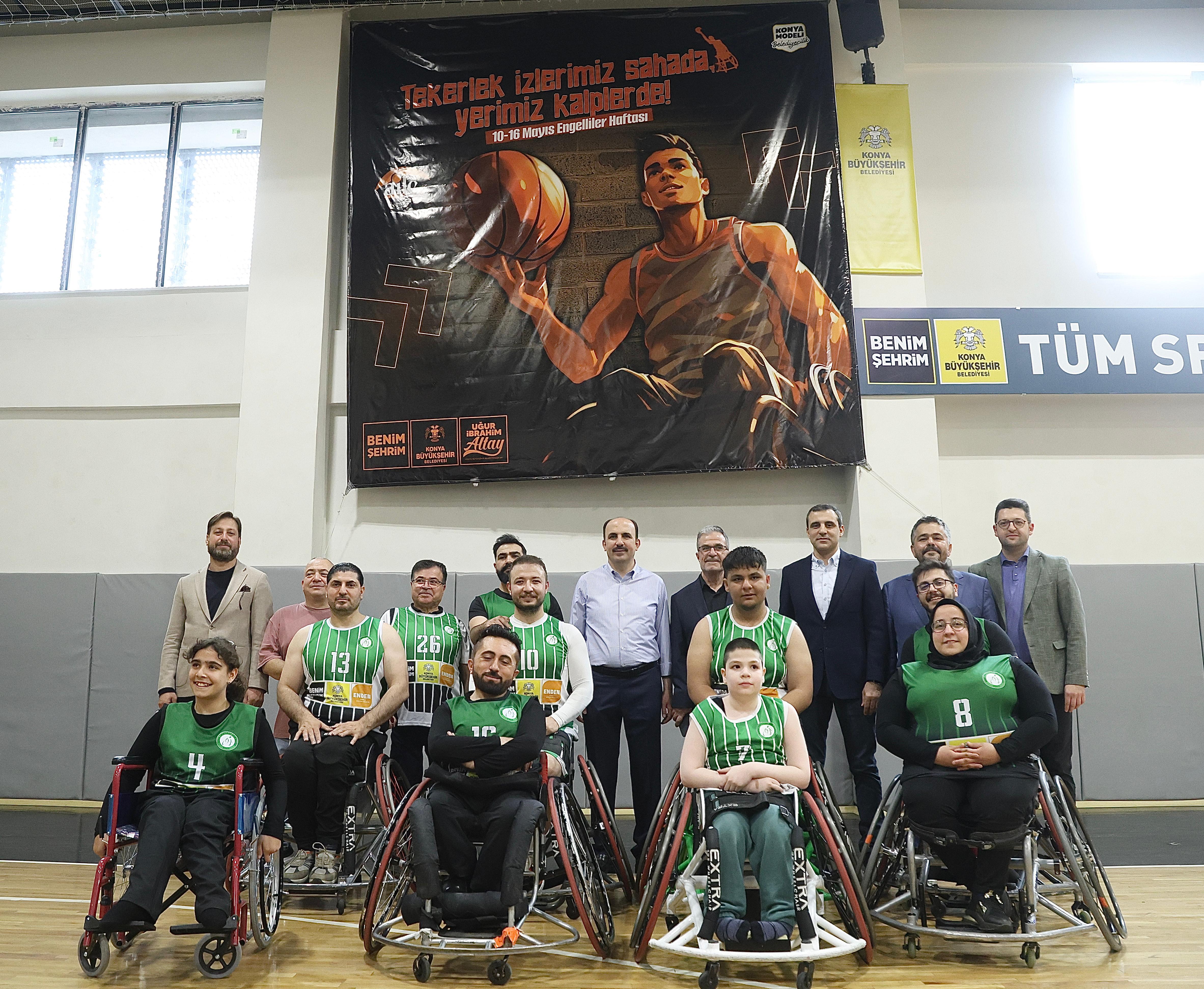 BAŞKAN ALTAY TEKERLEKLİ SANDALYEYE OTURDU ENGELLİ BASKETÇİLERLE MAÇ YAPTI