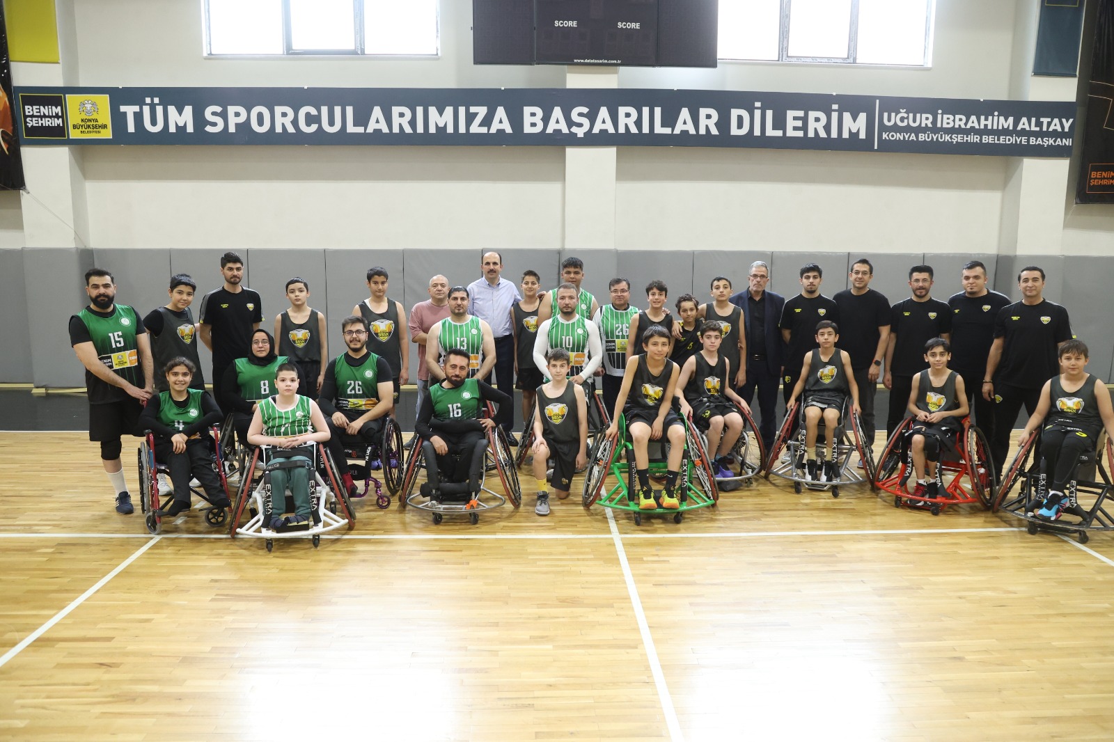 BAŞKAN ALTAY TEKERLEKLİ SANDALYEYE OTURDU ENGELLİ BASKETÇİLERLE MAÇ YAPTI