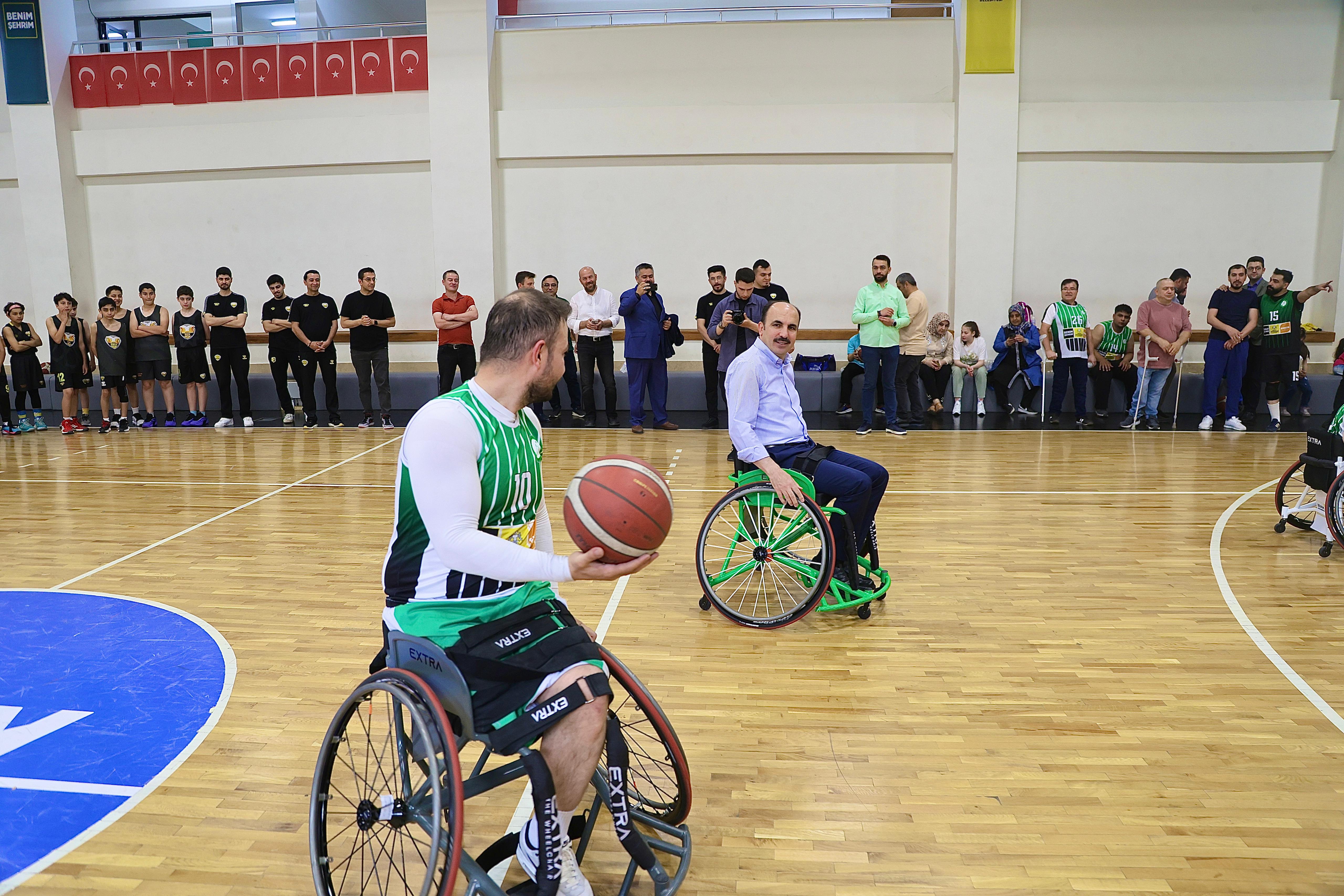 BAŞKAN ALTAY TEKERLEKLİ SANDALYEYE OTURDU ENGELLİ BASKETÇİLERLE MAÇ YAPTI