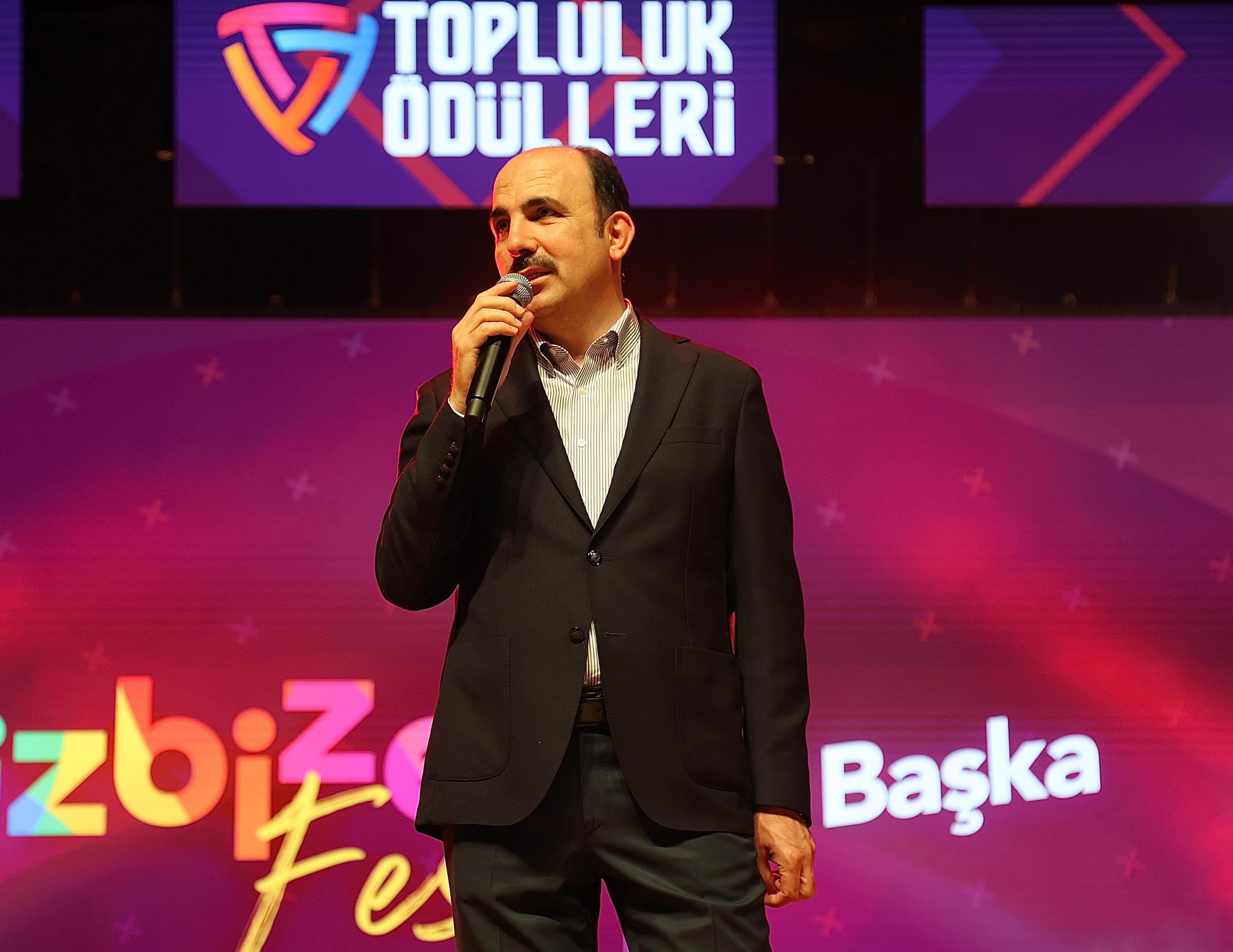 BAŞKAN ALTAY GENÇLİK MECLİSİ TOPLULUK ÖDÜLLERİ “BİZ BİZE FEST Bİ BAŞKA” PROGRAMININ AÇILIŞINA KATILDI