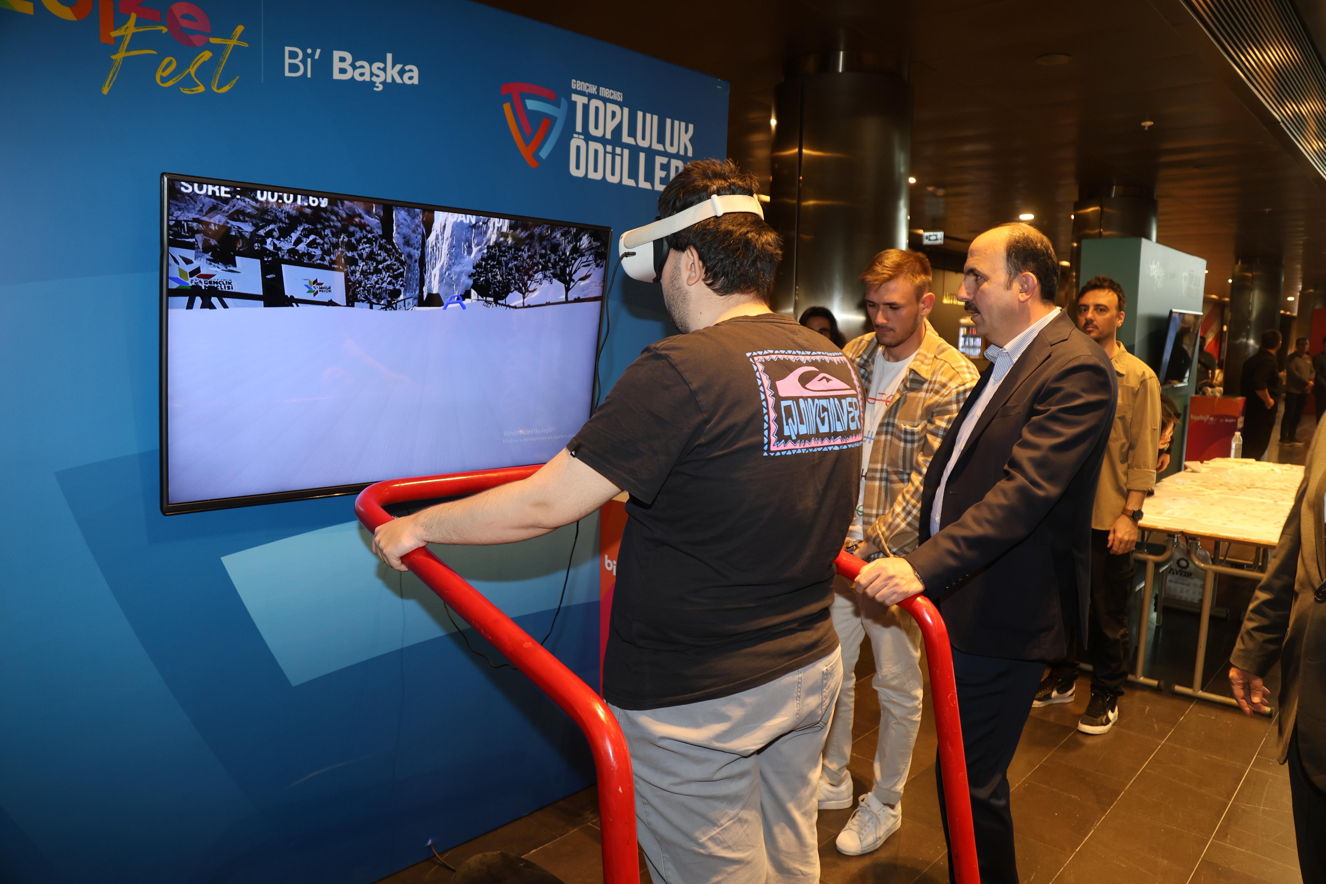 BAŞKAN ALTAY GENÇLİK MECLİSİ TOPLULUK ÖDÜLLERİ “BİZ BİZE FEST Bİ BAŞKA” PROGRAMININ AÇILIŞINA KATILDI