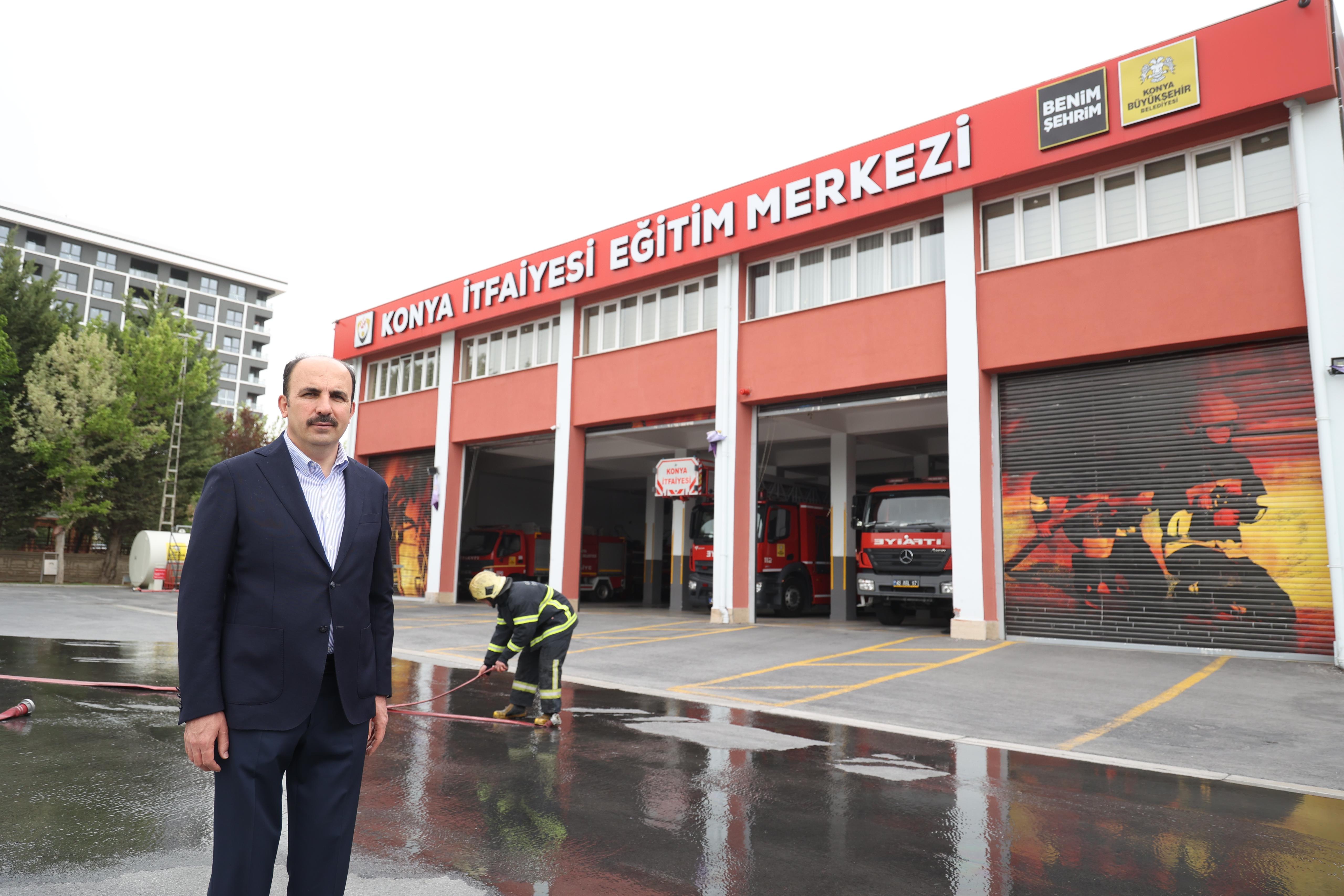 BAŞKAN ALTAY “GÖNÜLLÜ İTFAİYECİLİK” EĞİTİMİ ALAN ÜNİVERSİTE ÖĞRENCİLERİYLE BULUŞTU