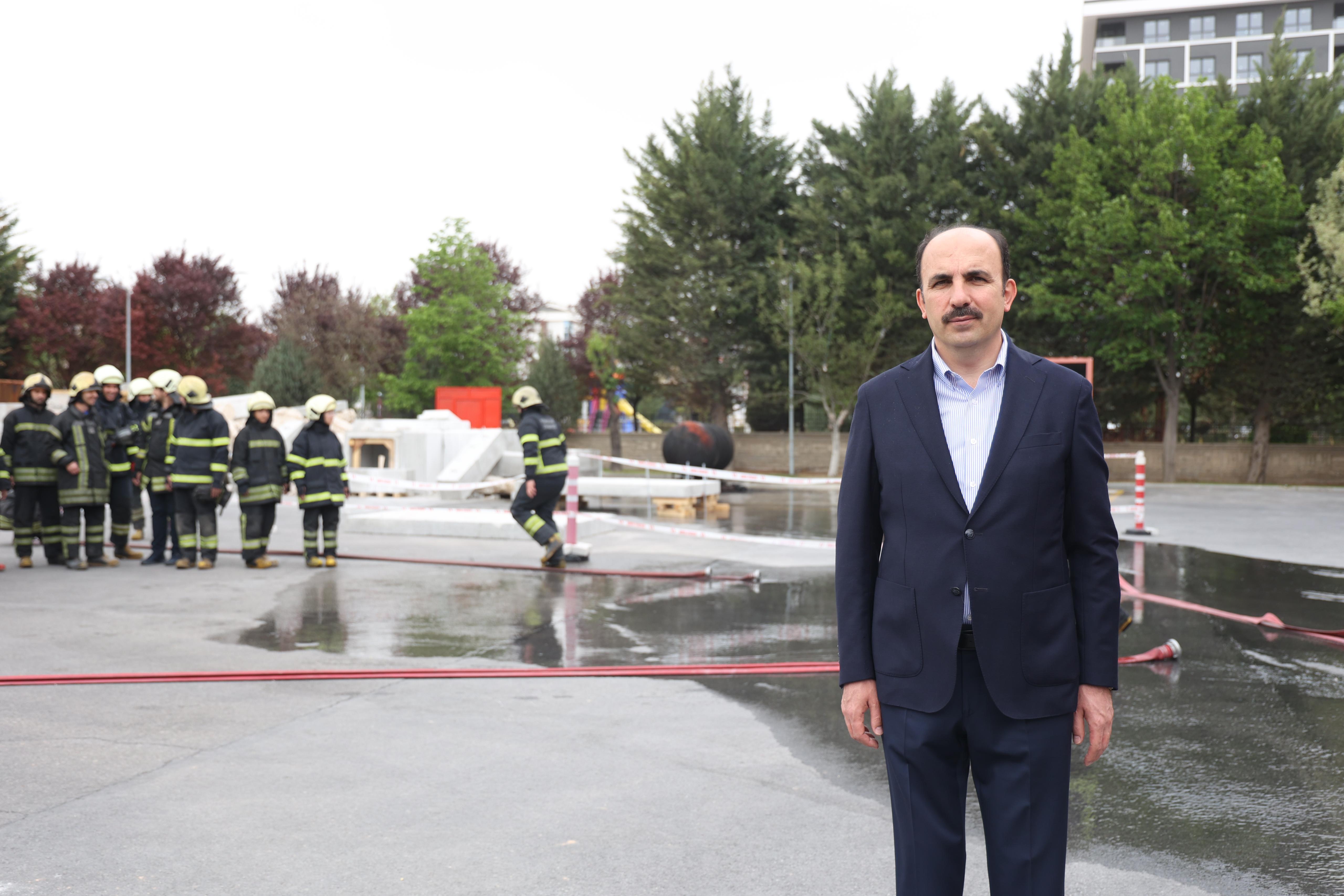 BAŞKAN ALTAY “GÖNÜLLÜ İTFAİYECİLİK” EĞİTİMİ ALAN ÜNİVERSİTE ÖĞRENCİLERİYLE BULUŞTU