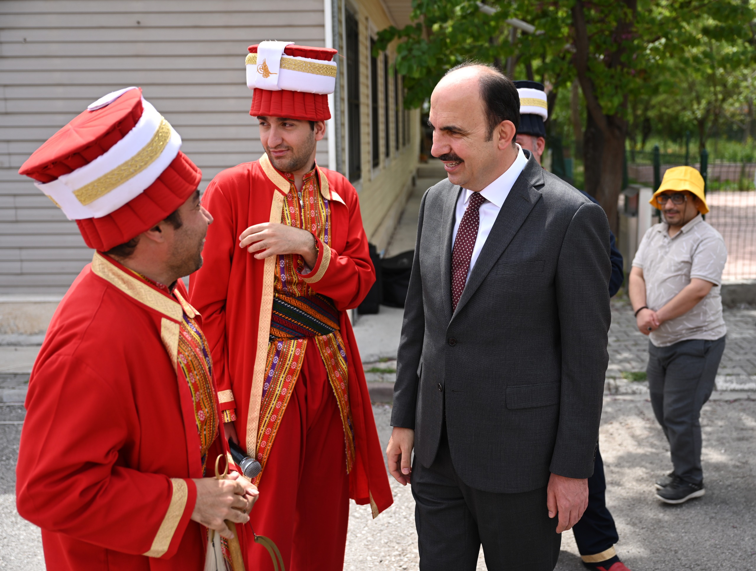 BAŞKAN ALTAY ÖZEL GENÇLERLE BİRLİKTE SEBZE FİDELERİNİ TOPRAKLA BULUŞTURDU