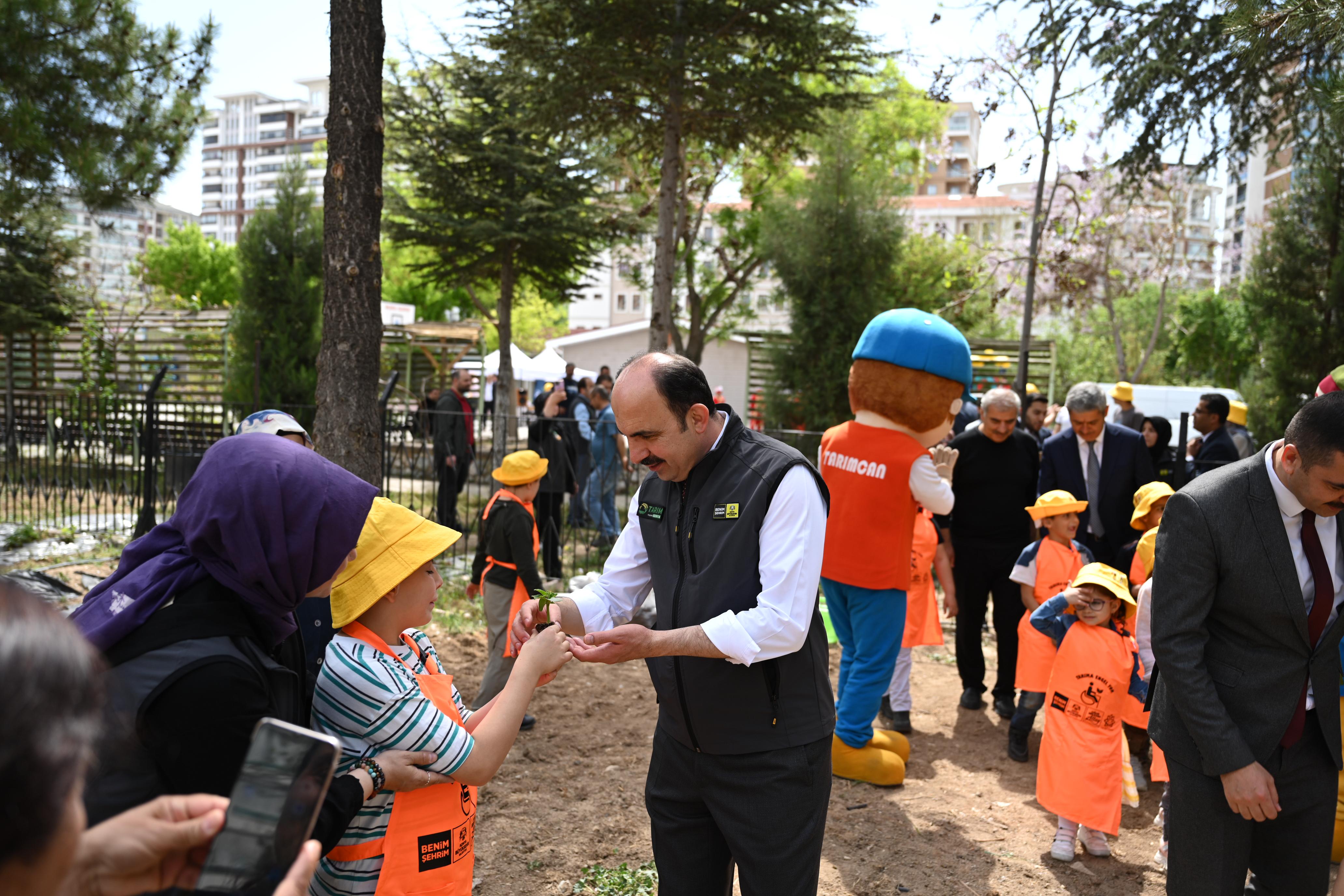 BAŞKAN ALTAY ÖZEL GENÇLERLE BİRLİKTE SEBZE FİDELERİNİ TOPRAKLA BULUŞTURDU