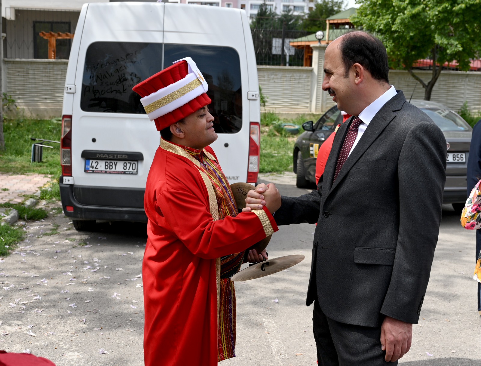 BAŞKAN ALTAY ÖZEL GENÇLERLE BİRLİKTE SEBZE FİDELERİNİ TOPRAKLA BULUŞTURDU