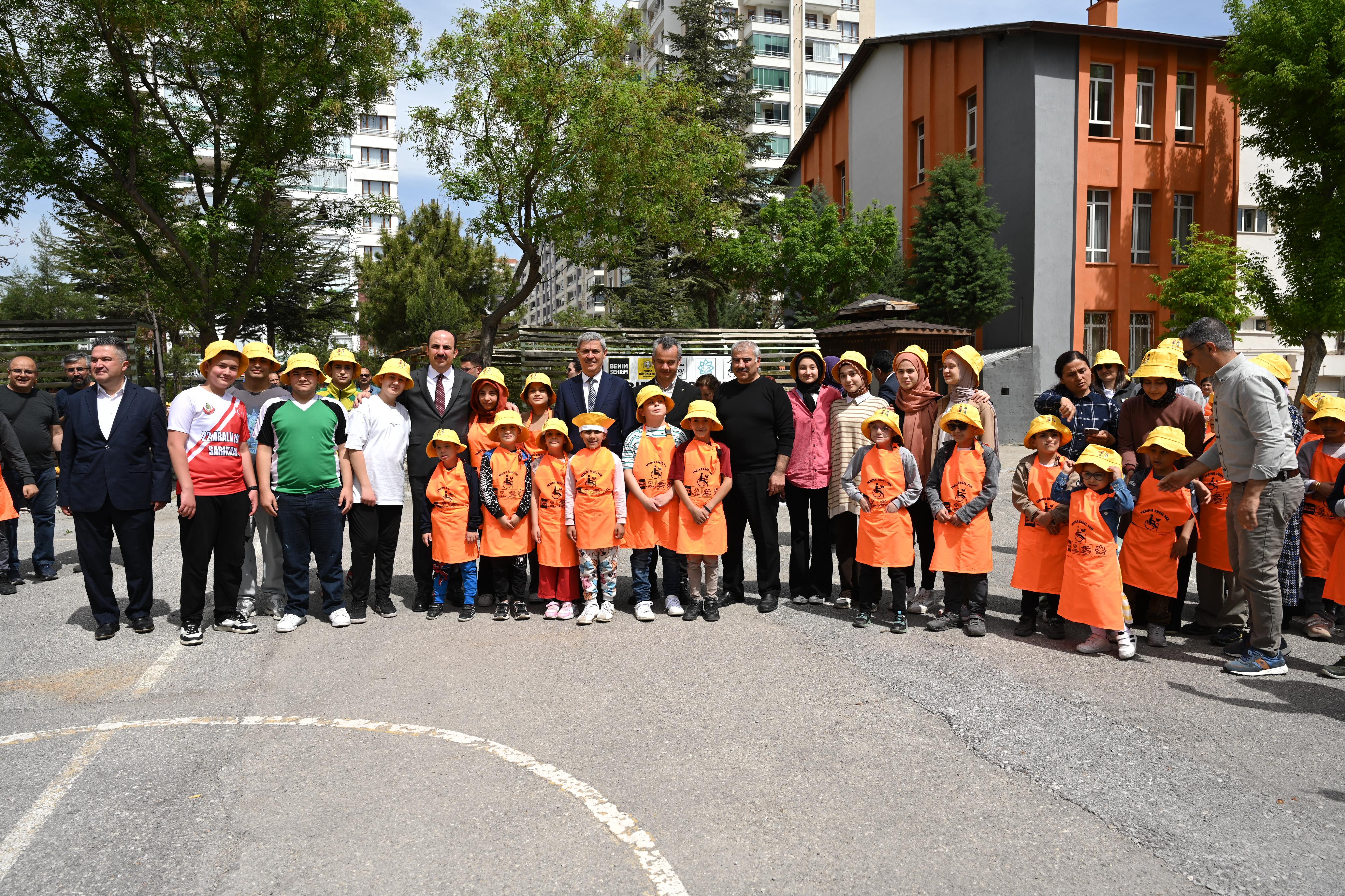BAŞKAN ALTAY ÖZEL GENÇLERLE BİRLİKTE SEBZE FİDELERİNİ TOPRAKLA BULUŞTURDU