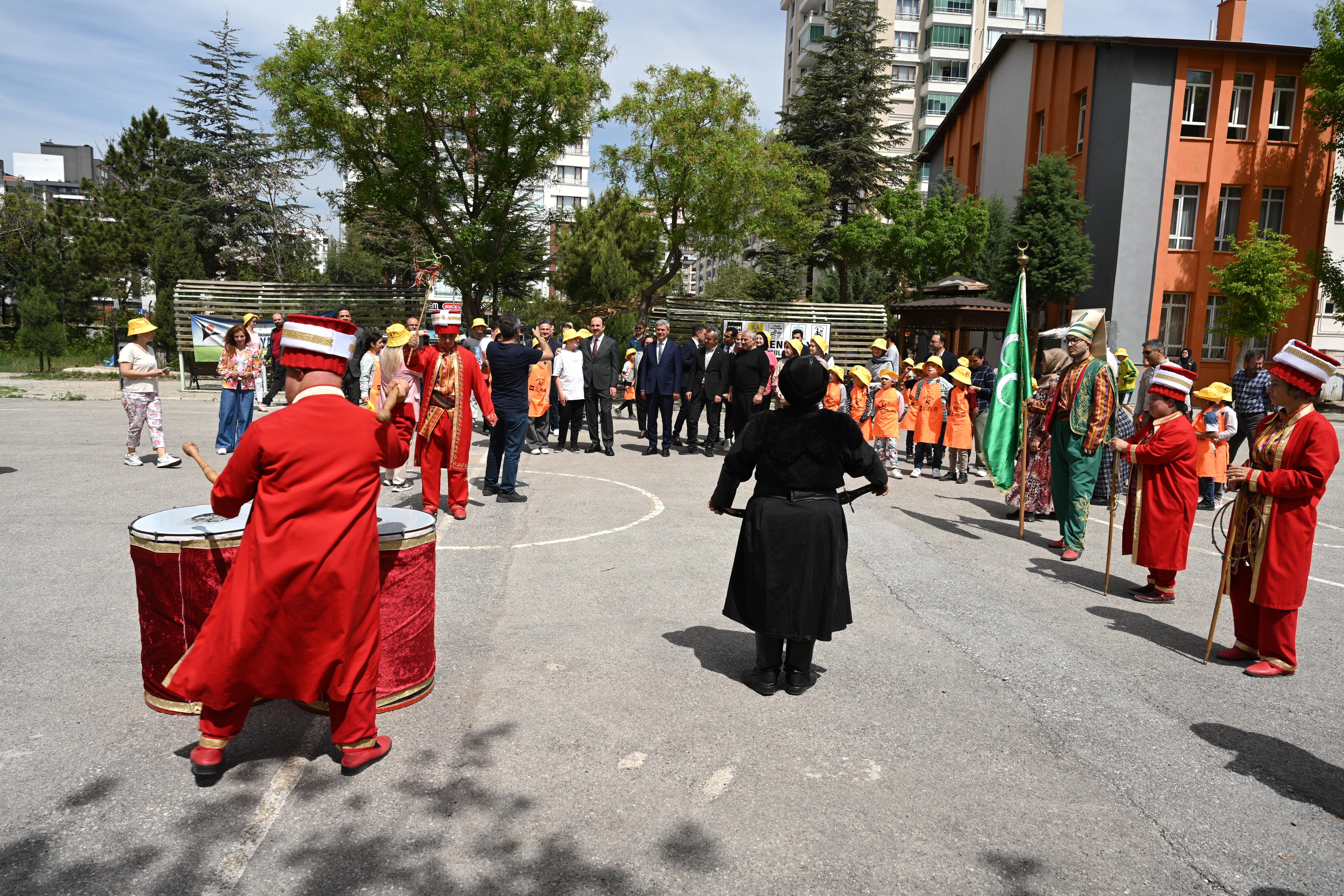 BAŞKAN ALTAY ÖZEL GENÇLERLE BİRLİKTE SEBZE FİDELERİNİ TOPRAKLA BULUŞTURDU