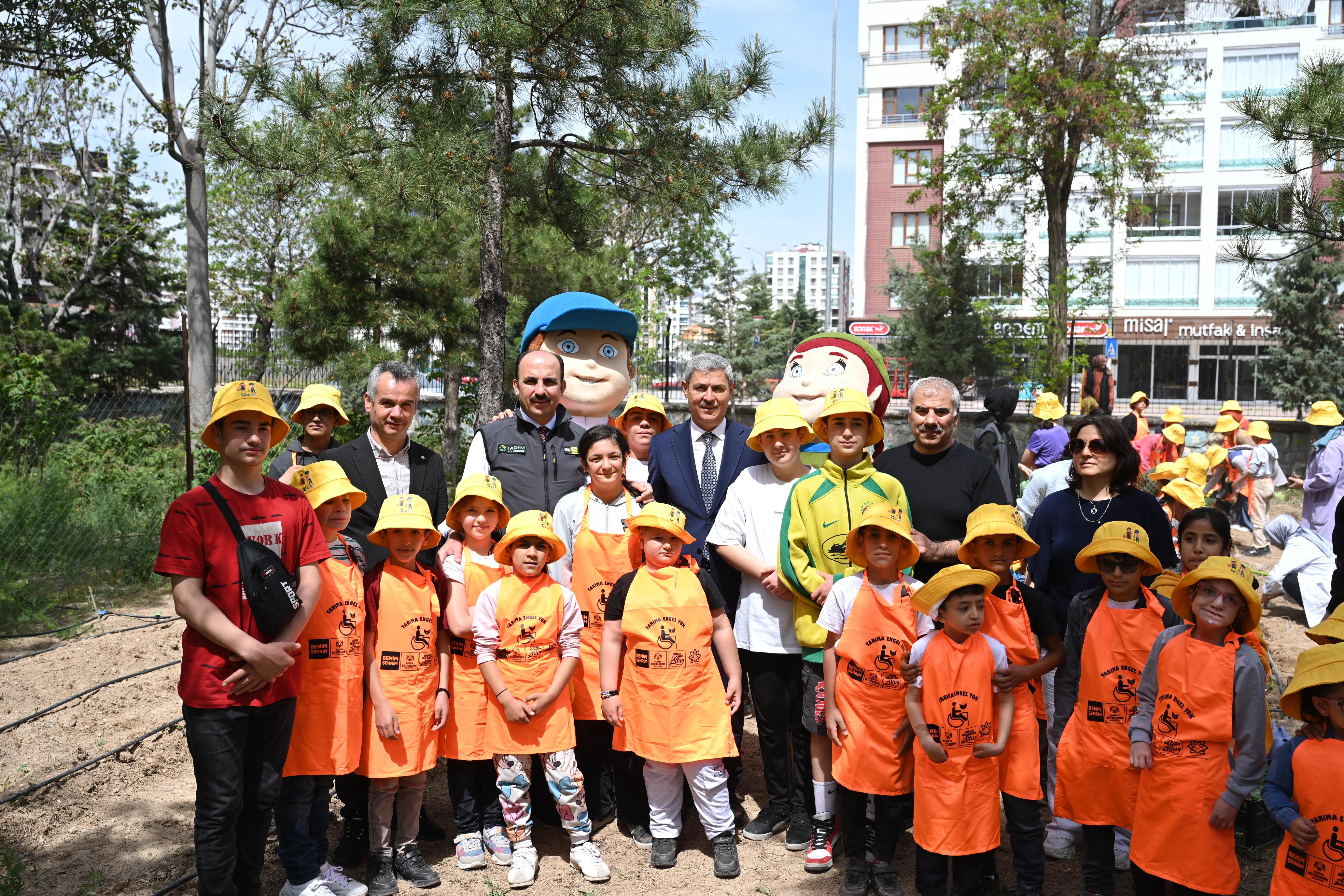 BAŞKAN ALTAY ÖZEL GENÇLERLE BİRLİKTE SEBZE FİDELERİNİ TOPRAKLA BULUŞTURDU