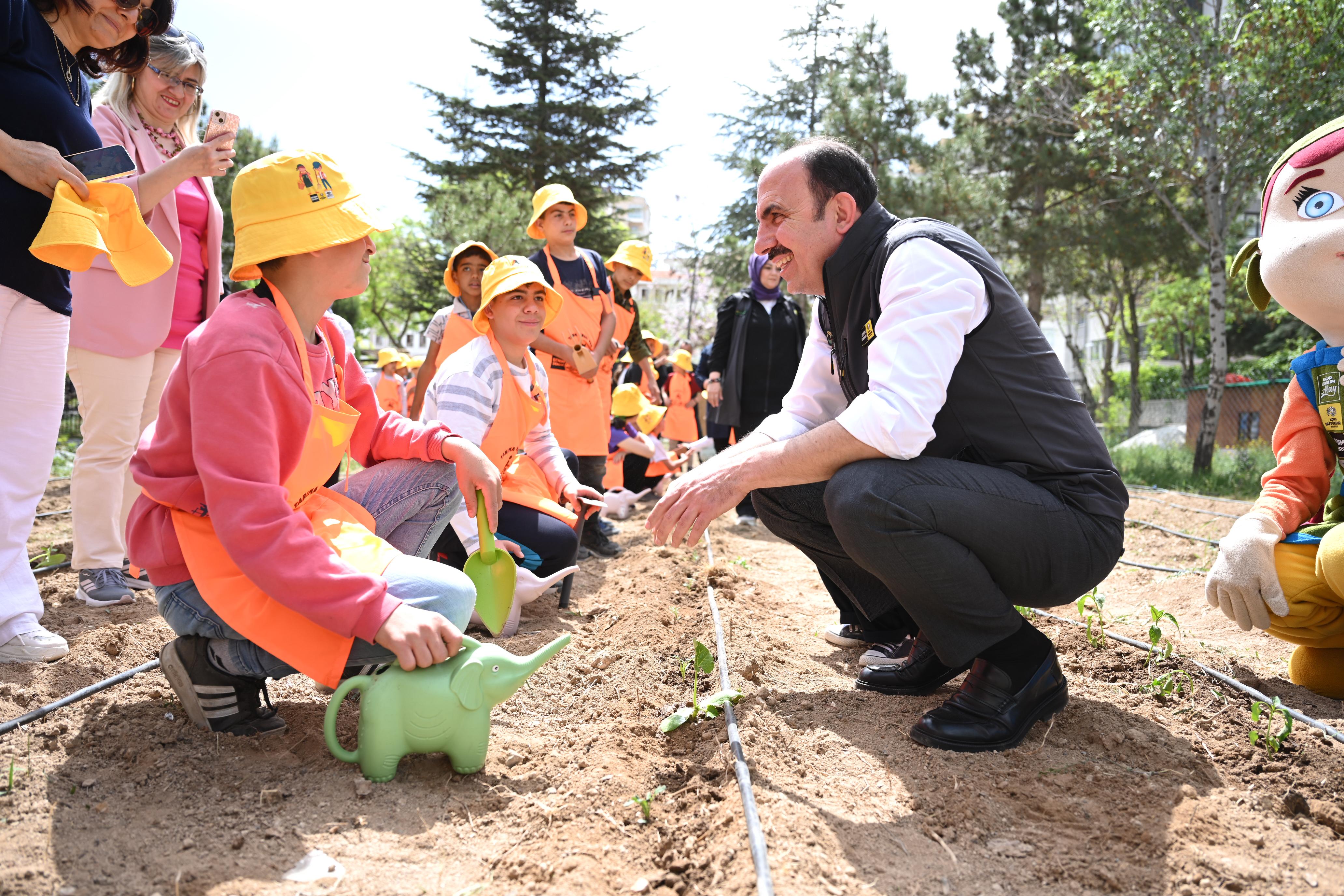 BAŞKAN ALTAY ÖZEL GENÇLERLE BİRLİKTE SEBZE FİDELERİNİ TOPRAKLA BULUŞTURDU