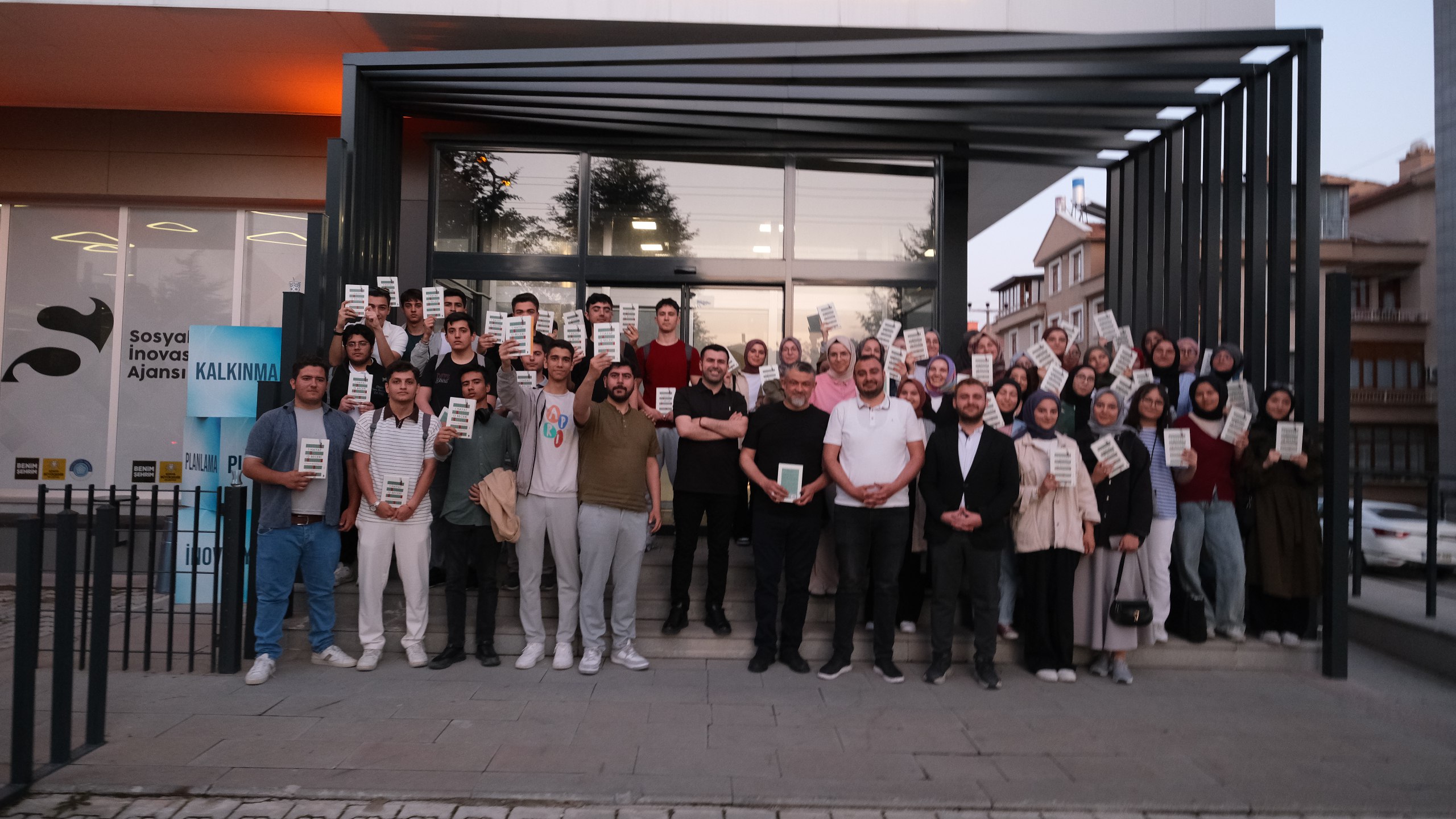 LİSE MEDENİYET AKADEMİLERİ, ÖĞRENCİLER İÇİN “BİR NEDENİN VARSA YOLUN VARDIR” KONULU SÖYLEŞİ DÜZENLEDİ