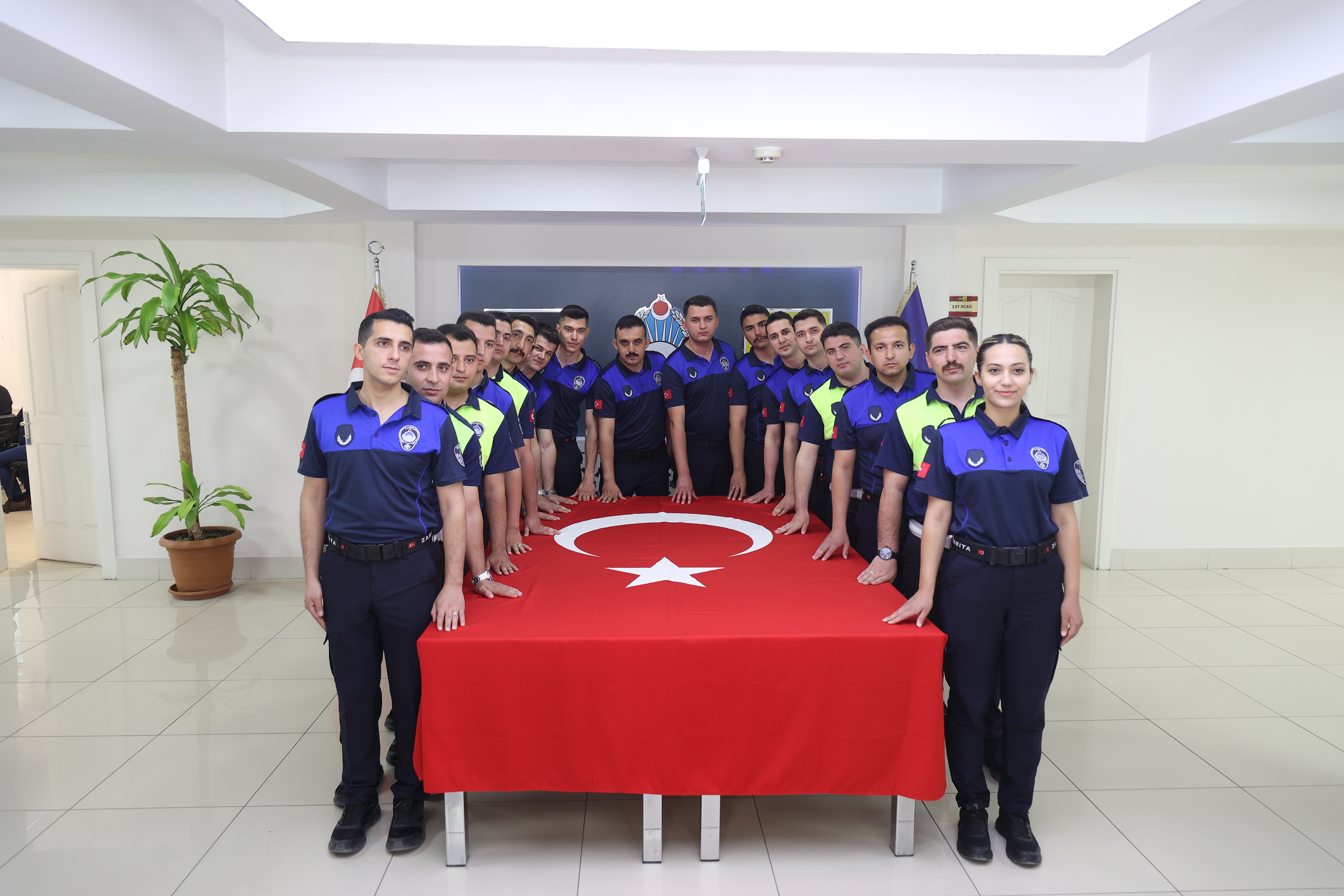 BÜYÜKŞEHİR’DE ADAY MEMURLUK SÜRESİNİ BAŞARIYLA TAMAMLAYAN ZABITA MEMURLARI İÇİN YEMİN TÖRENİ DÜZENLENDİ