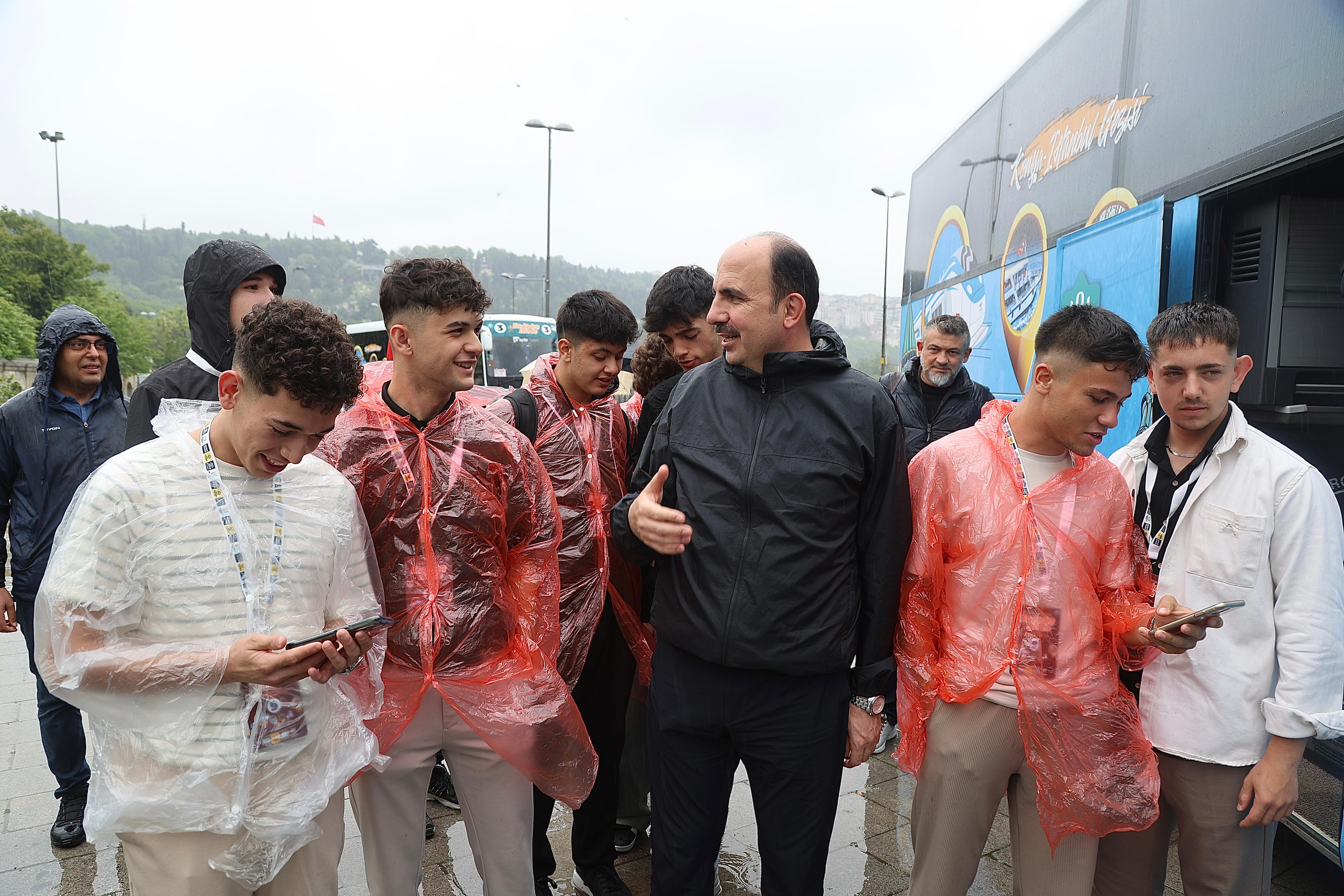 BAŞKAN ALTAY YHT İLE GÜNÜBİRLİK İSTANBUL GEZİSİNE KATILAN ÖĞRENCİLERE EŞLİK ETTİ