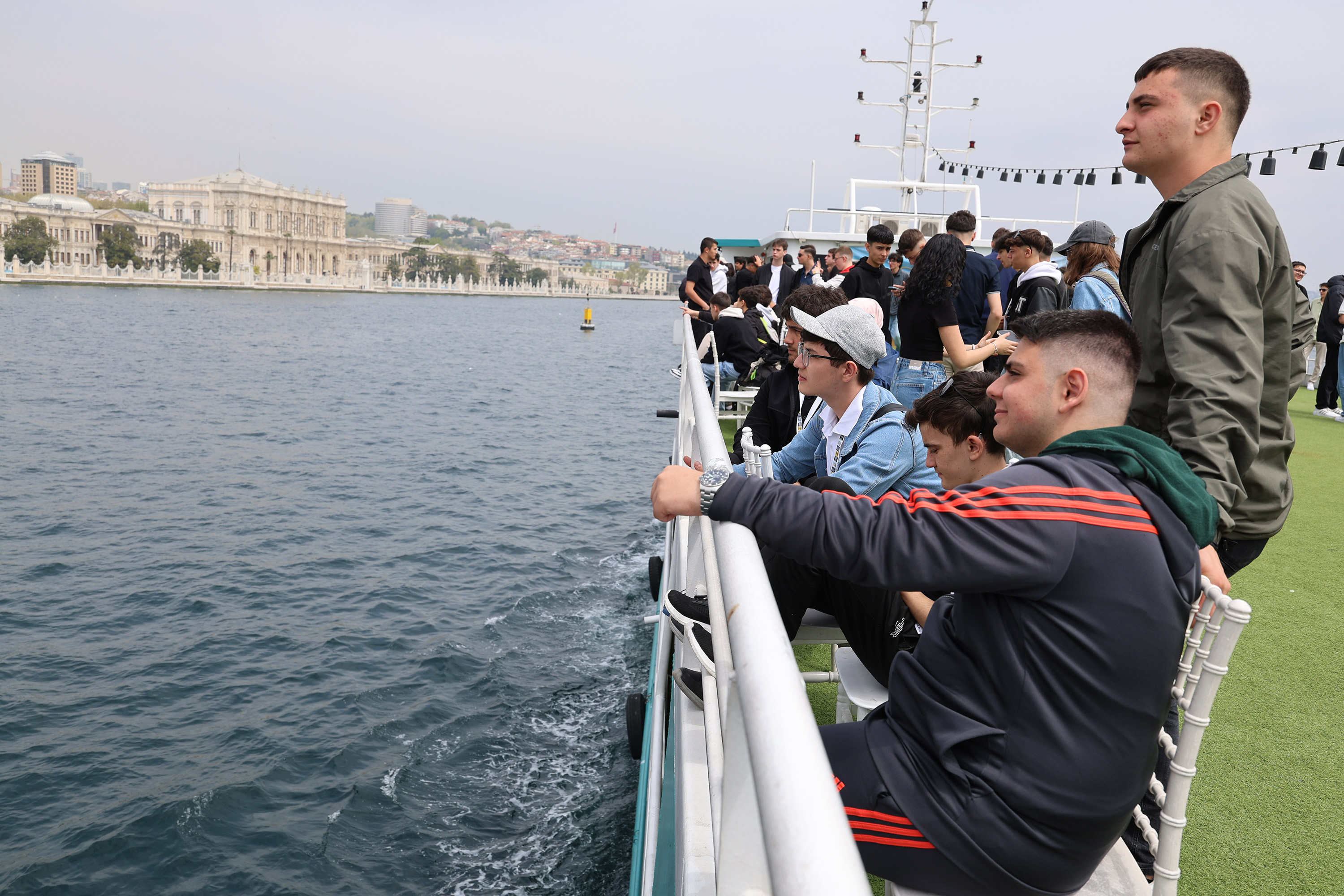 BAŞKAN ALTAY YHT İLE GÜNÜBİRLİK İSTANBUL GEZİSİNE KATILAN ÖĞRENCİLERE EŞLİK ETTİ