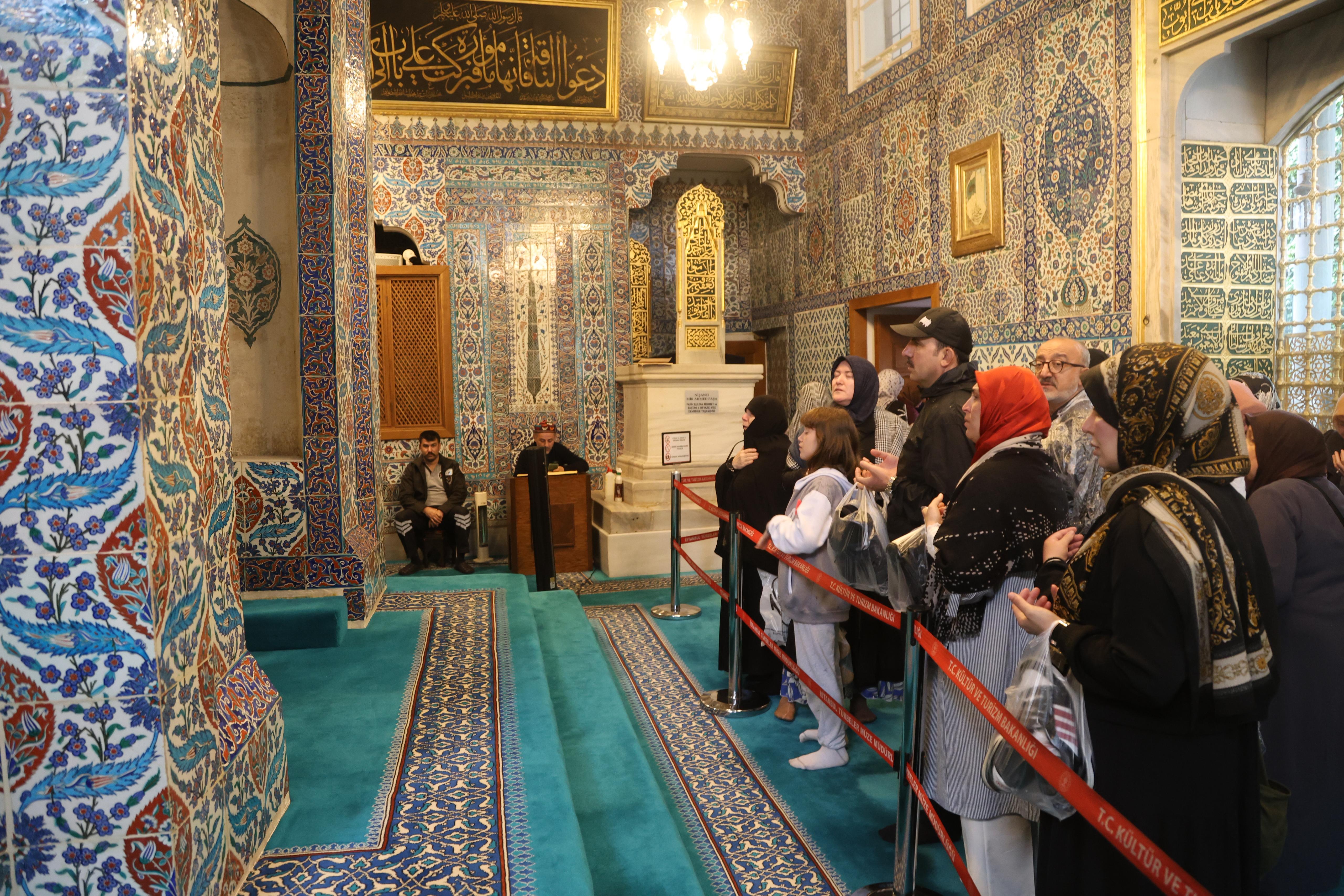 BAŞKAN ALTAY YHT İLE GÜNÜBİRLİK İSTANBUL GEZİSİNE KATILAN ÖĞRENCİLERE EŞLİK ETTİ