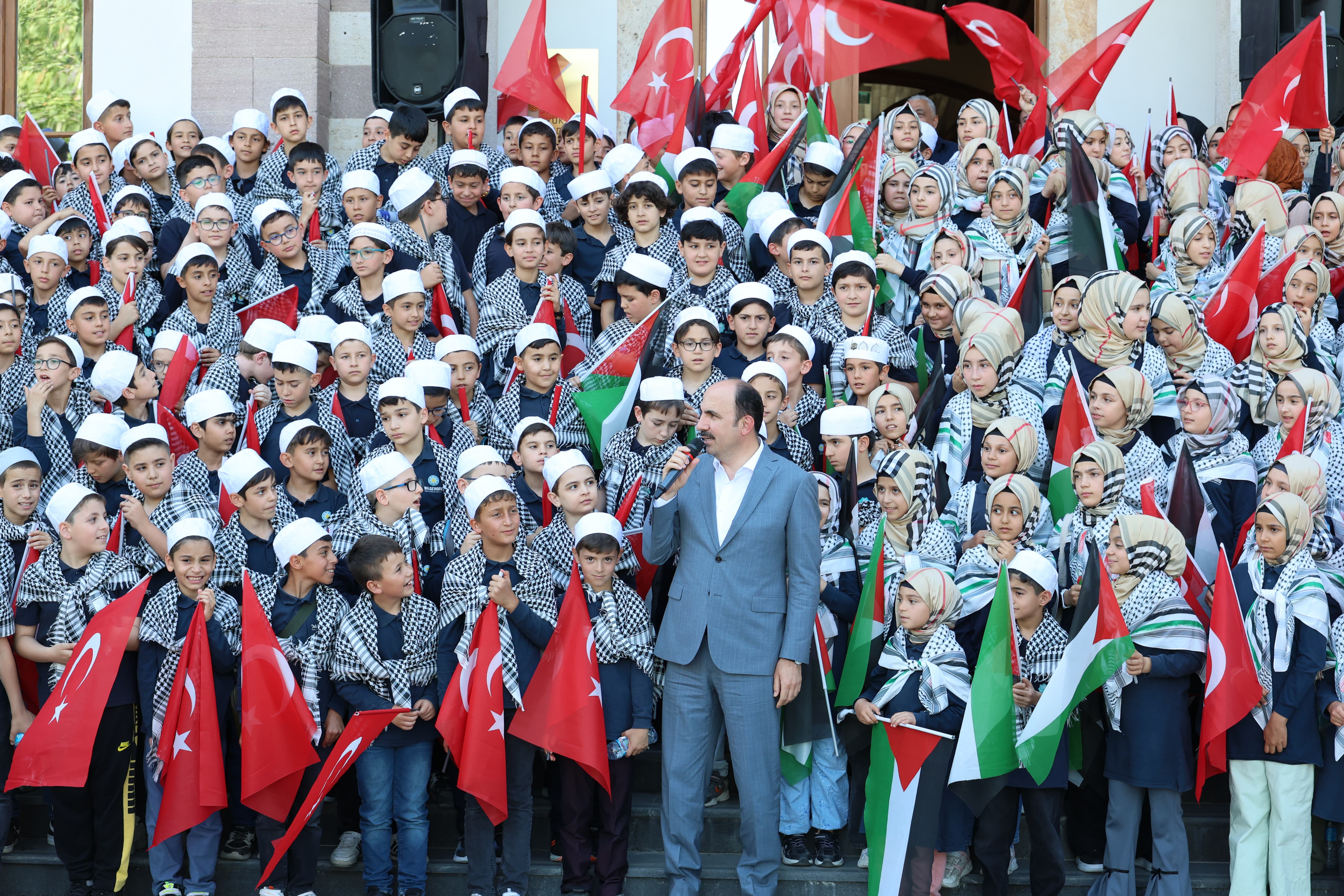 BAŞKAN ALTAY HAFIZLIK İMAM HATİP OKULLARINI KAZANAN BİLGEHANE ÖĞRENCİLERİYLE BULUŞTU