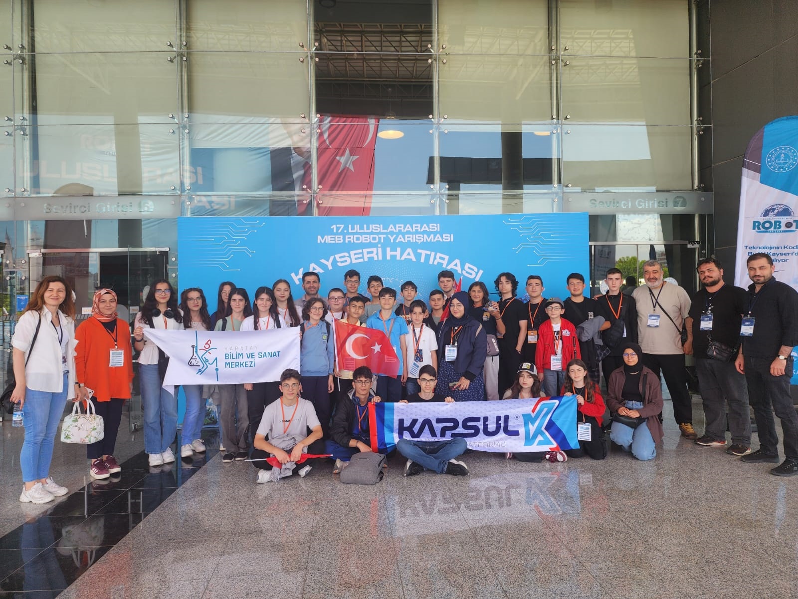 KAPSÜL TEKNOLOJİ PLATFORMU’NDAN MEB ROBOT YARIŞMASI’NDA  6 DERECE BİRDEN