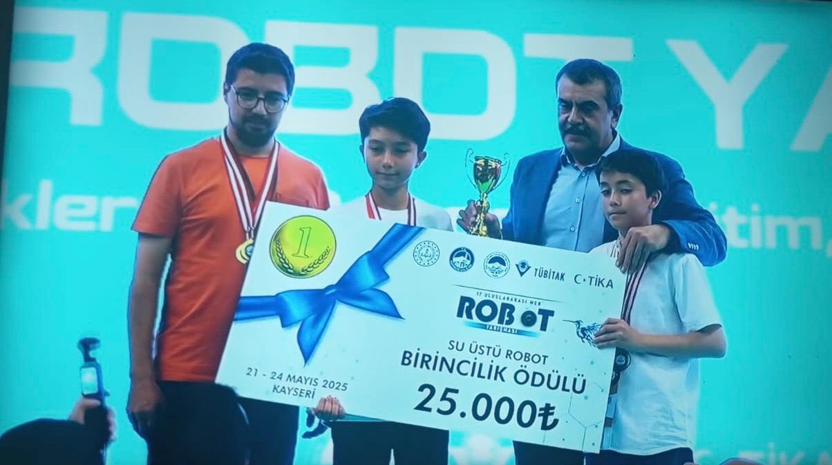 KAPSÜL TEKNOLOJİ PLATFORMU’NDAN MEB ROBOT YARIŞMASI’NDA  6 DERECE BİRDEN