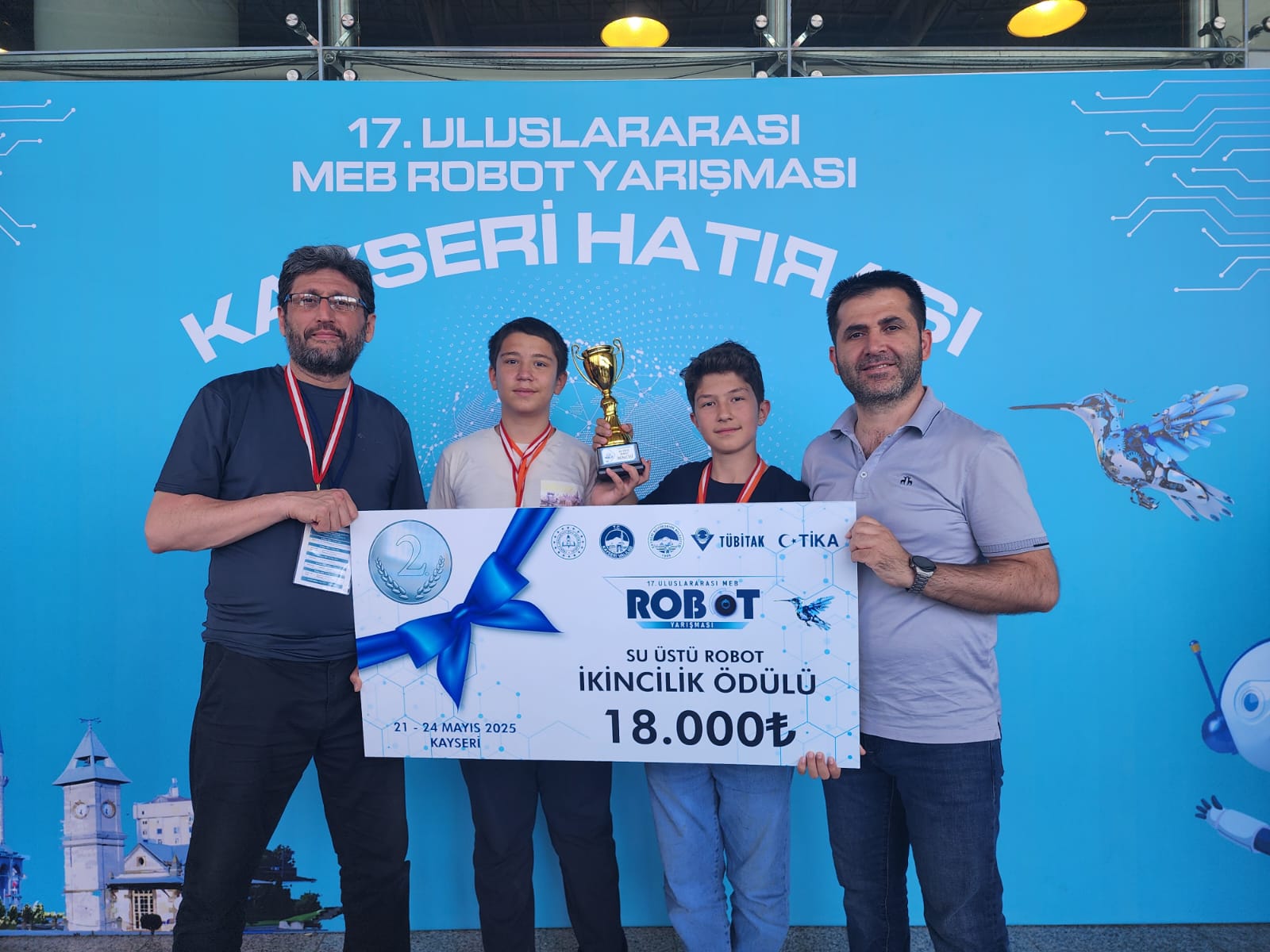 KAPSÜL TEKNOLOJİ PLATFORMU’NDAN MEB ROBOT YARIŞMASI’NDA  6 DERECE BİRDEN