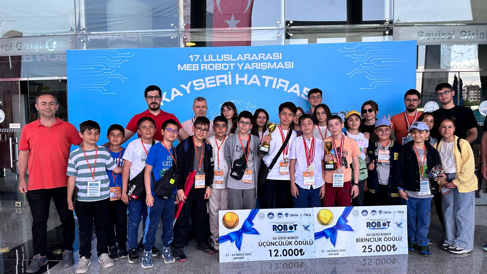 KAPSÜL TEKNOLOJİ PLATFORMU’NDAN MEB ROBOT YARIŞMASI’NDA  6 DERECE BİRDEN